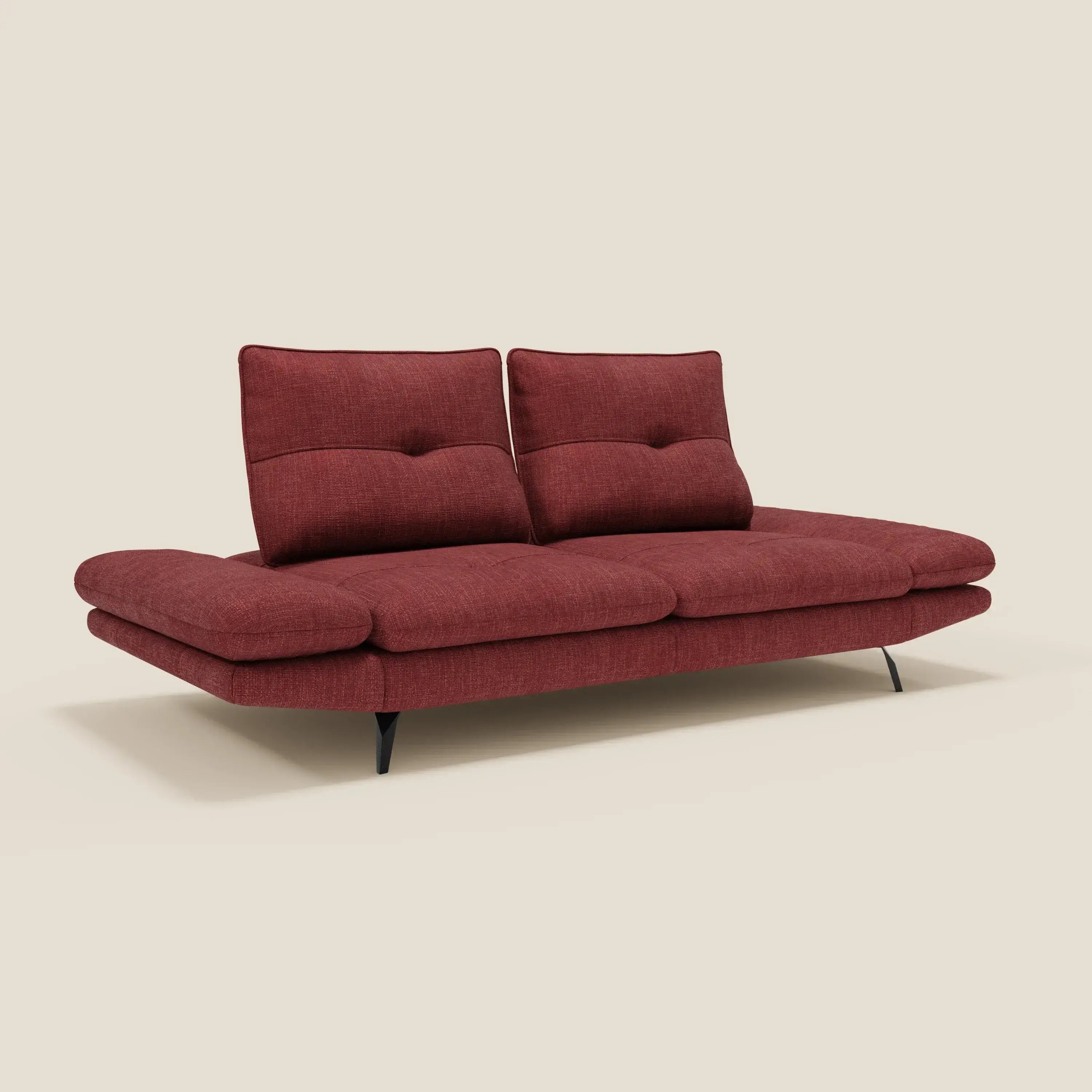 Ardex Divano 3 posti di Divani.Store è caratterizzato da schienali e braccioli regolabili, rivestiti in morbido tessuto impermeabile T06 rosso, con un moderno profilo basso e sottili gambe nere che aggiungono stile su uno sfondo beige.