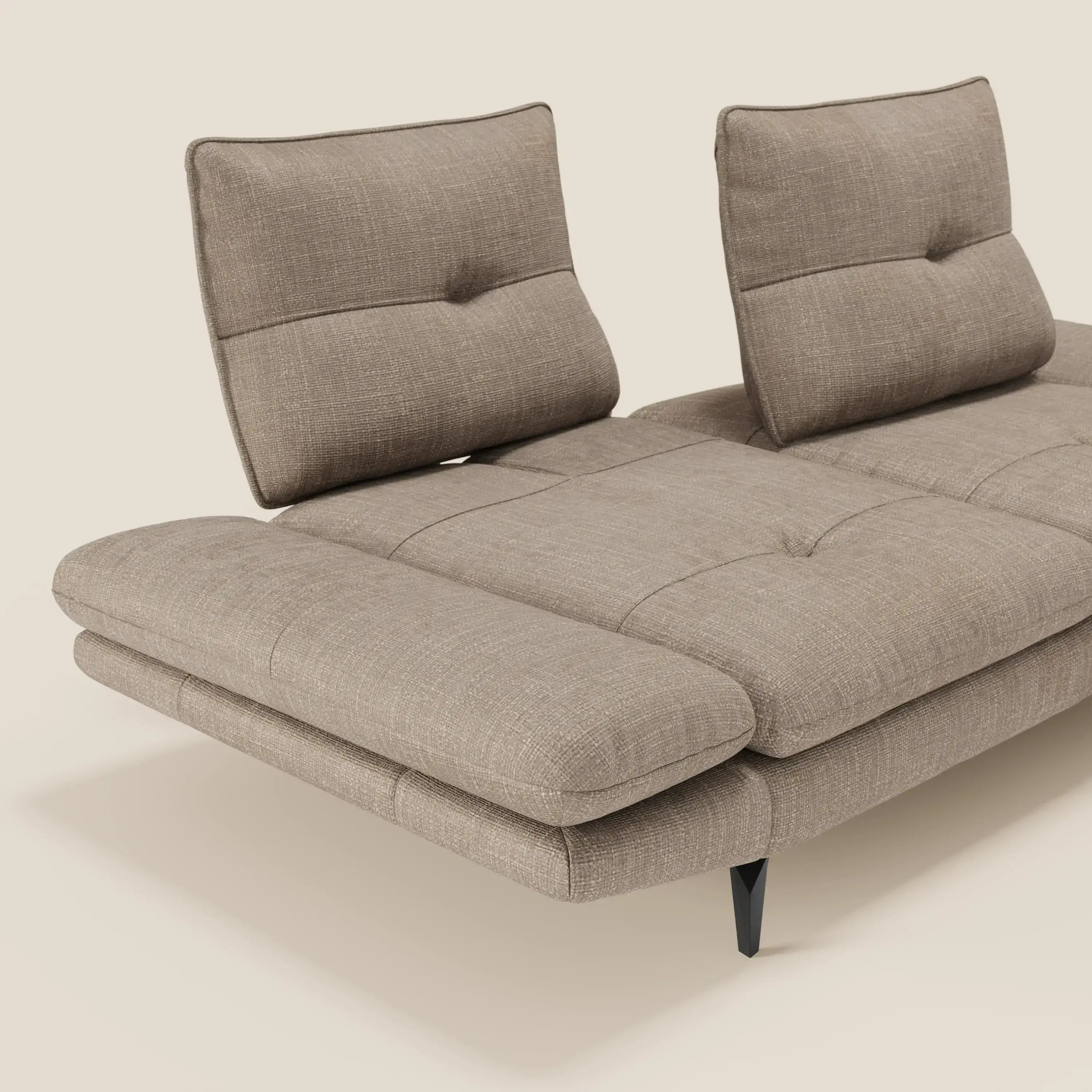 Ardex Divano 3 posti di Divani.Store, in tessuto impermeabile T06 tortora, presenta schienali traslanti, braccioli regolabili e gambe nere inclinate per un design moderno e minimalista su sfondo crema.