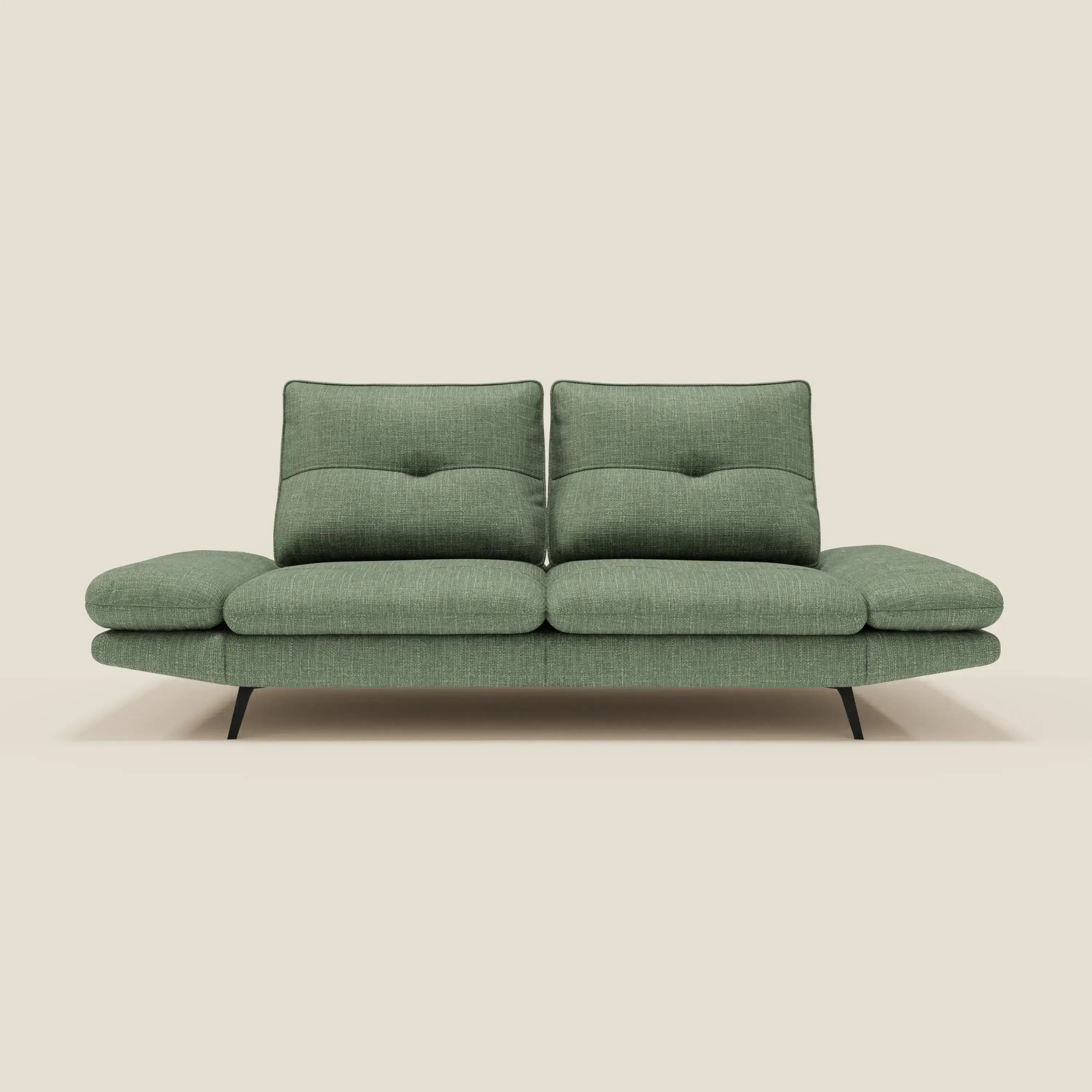 Ardex Divano 3 posti di Divani.Store è caratterizzato da schienali traslanti, braccioli regolabili e tessuto morbido impermeabile T06 verde, che combinano comfort e design raffinato con un profilo basso moderno e gambe nere sottili.