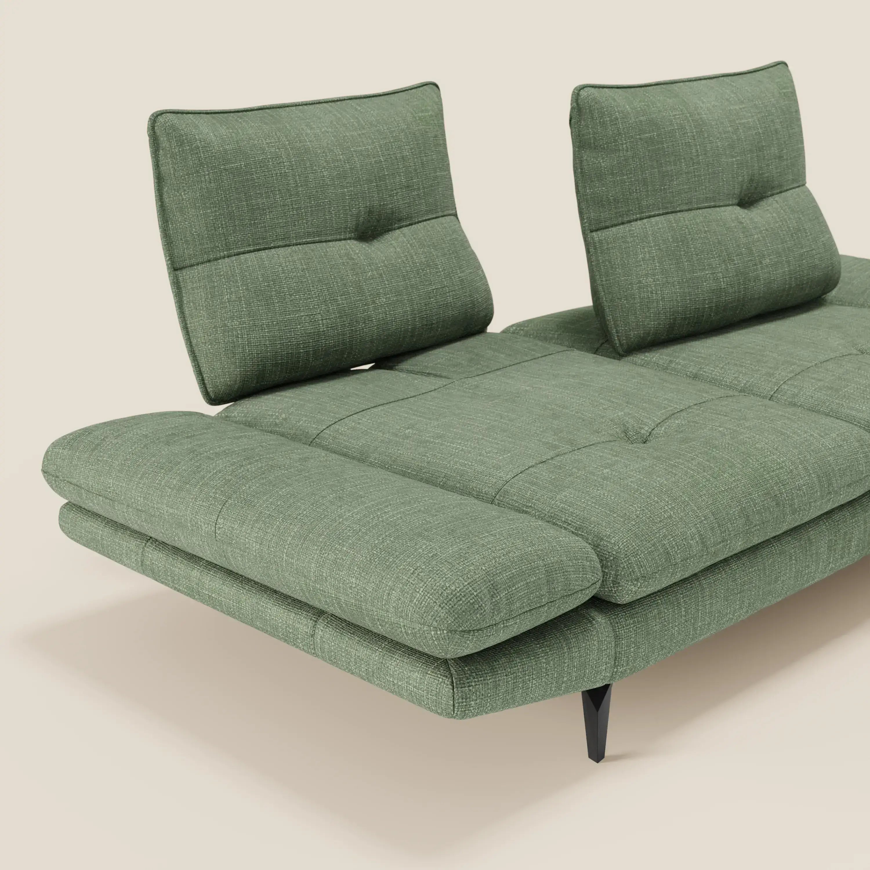 Il divano Ardex Divano 3 posti di Divani.Store è caratterizzato da un tessuto impermeabile verde T06, due schienali scorrevoli a diverse angolazioni, braccioli regolabili, imbottitura con inserti, cuscini spessi e gambe angolari nere per un comfort moderno su uno sfondo beige.