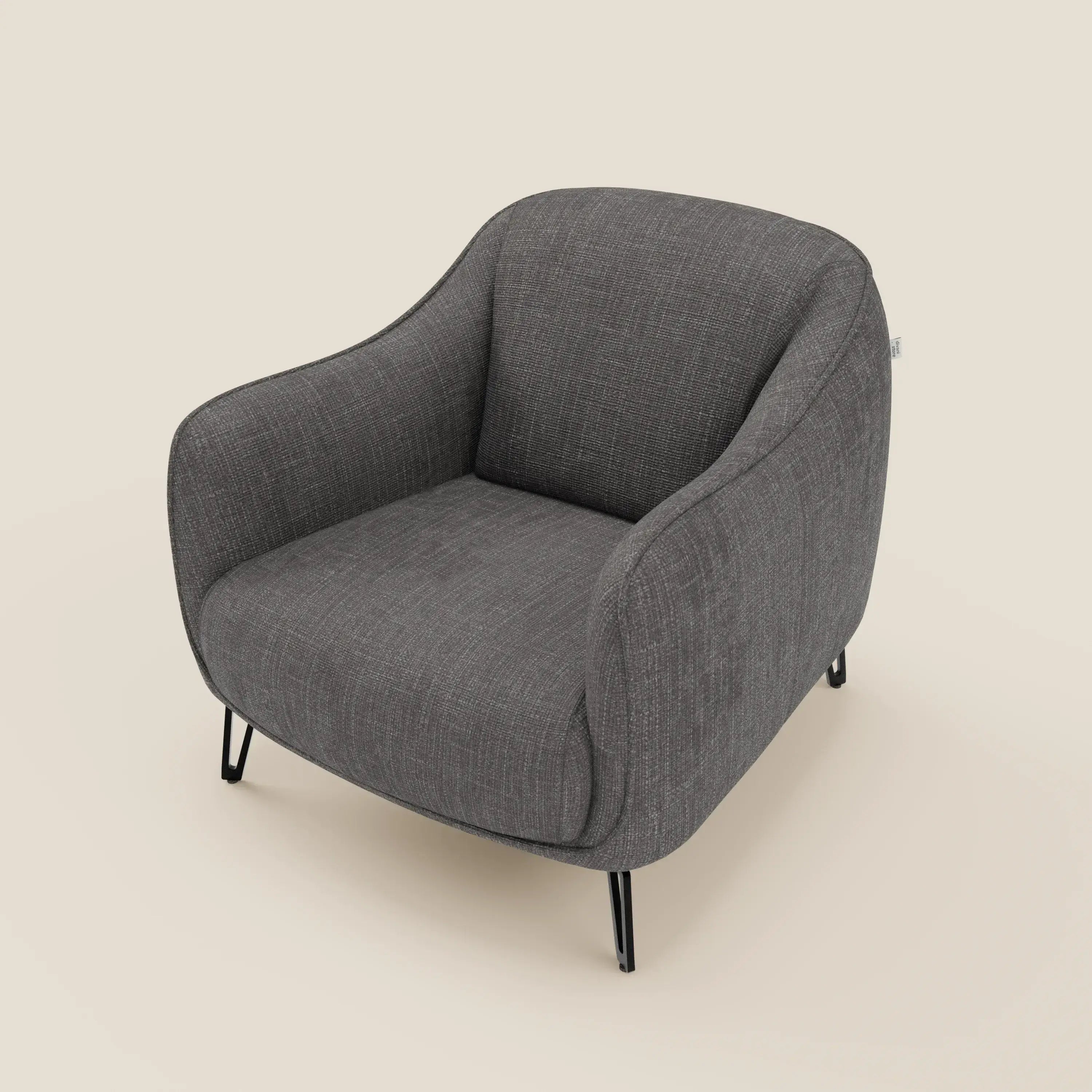 Avela Poltroncina di Divani.Store, in tessuto impermeabile T06 antracite, è caratterizzata da una seduta comoda e senza tempo, con bordi curvi e sottili gambe in metallo nero, su uno sfondo beige chiaro, ideale per qualsiasi spazio contemporaneo.