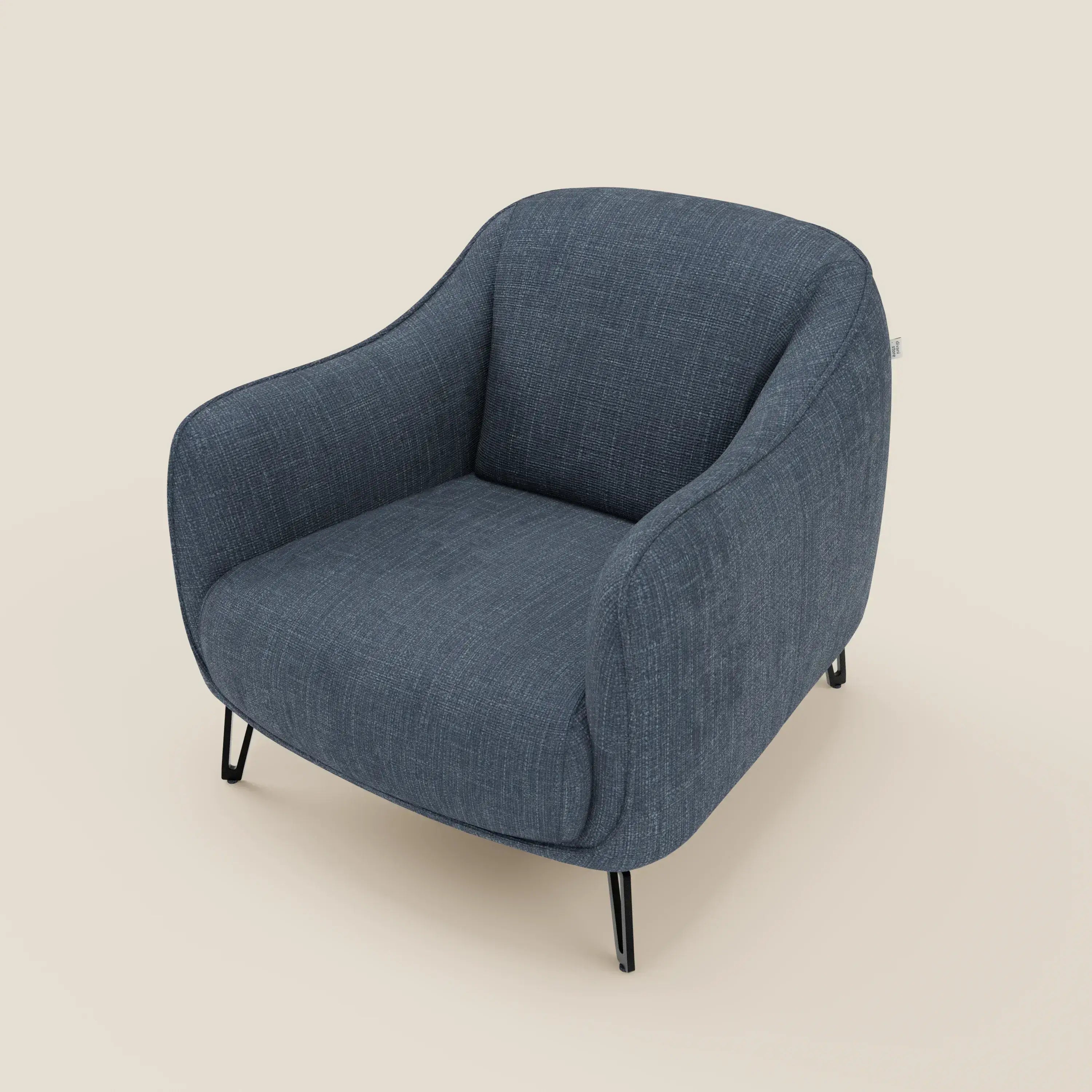 Avela Poltroncina di Divani.Store offre un comfort senza tempo con braccioli e schienale curvi e imbottiti, rivestiti in morbido tessuto impermeabile blu T06. È caratterizzato da sottili gambe in metallo nero e da un design minimalista e contemporaneo.