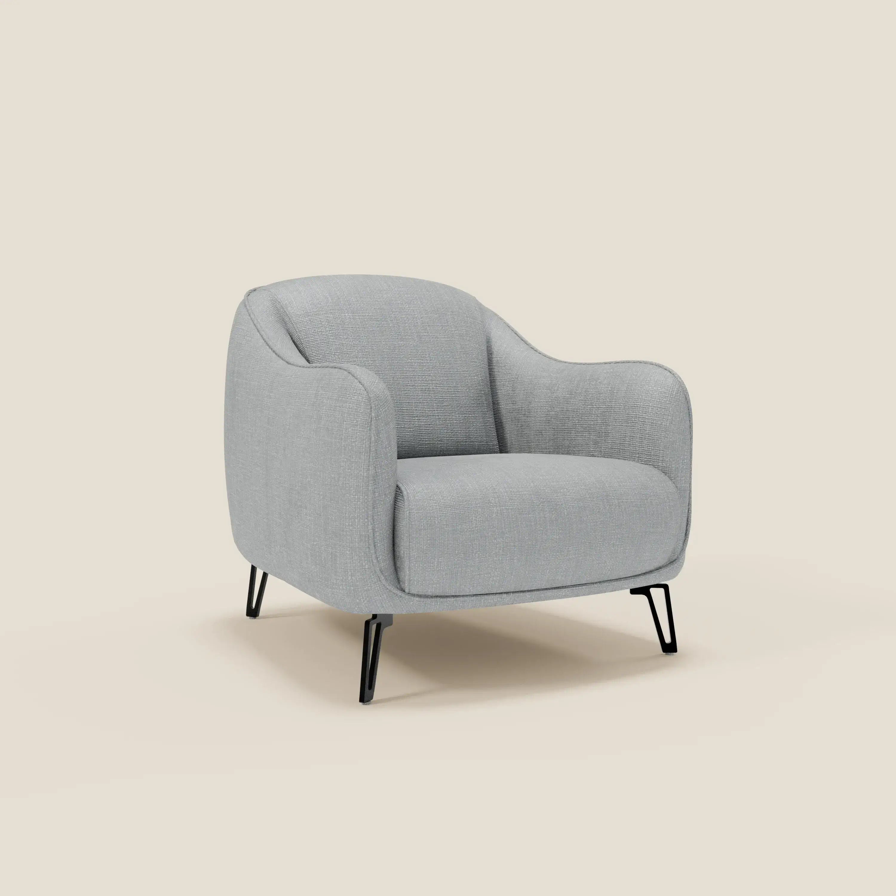 La poltroncina Avela di Divani.Store unisce comfort senza tempo a un morbido tessuto impermeabile T06 ghiaccio e gambe nere dal design elegante.