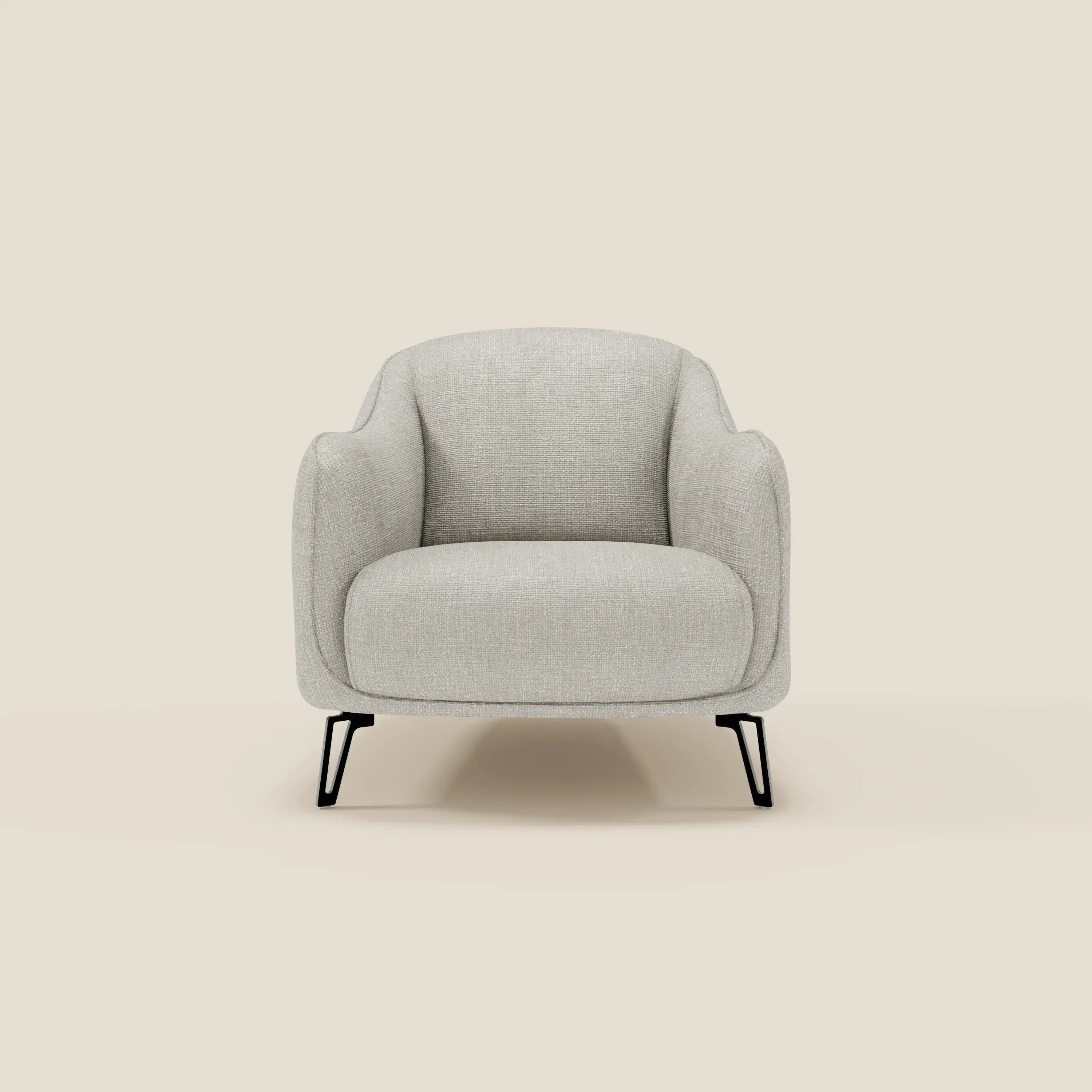 Avela Poltroncina di Divani.Store è caratterizzata da un comfort senza tempo con bordi morbidi e arrotondati, un'ampia seduta e uno schienale imbottiti in tessuto impermeabile grigio chiaro T06 e sottili gambe in metallo nero per un look minimalista e invitante.