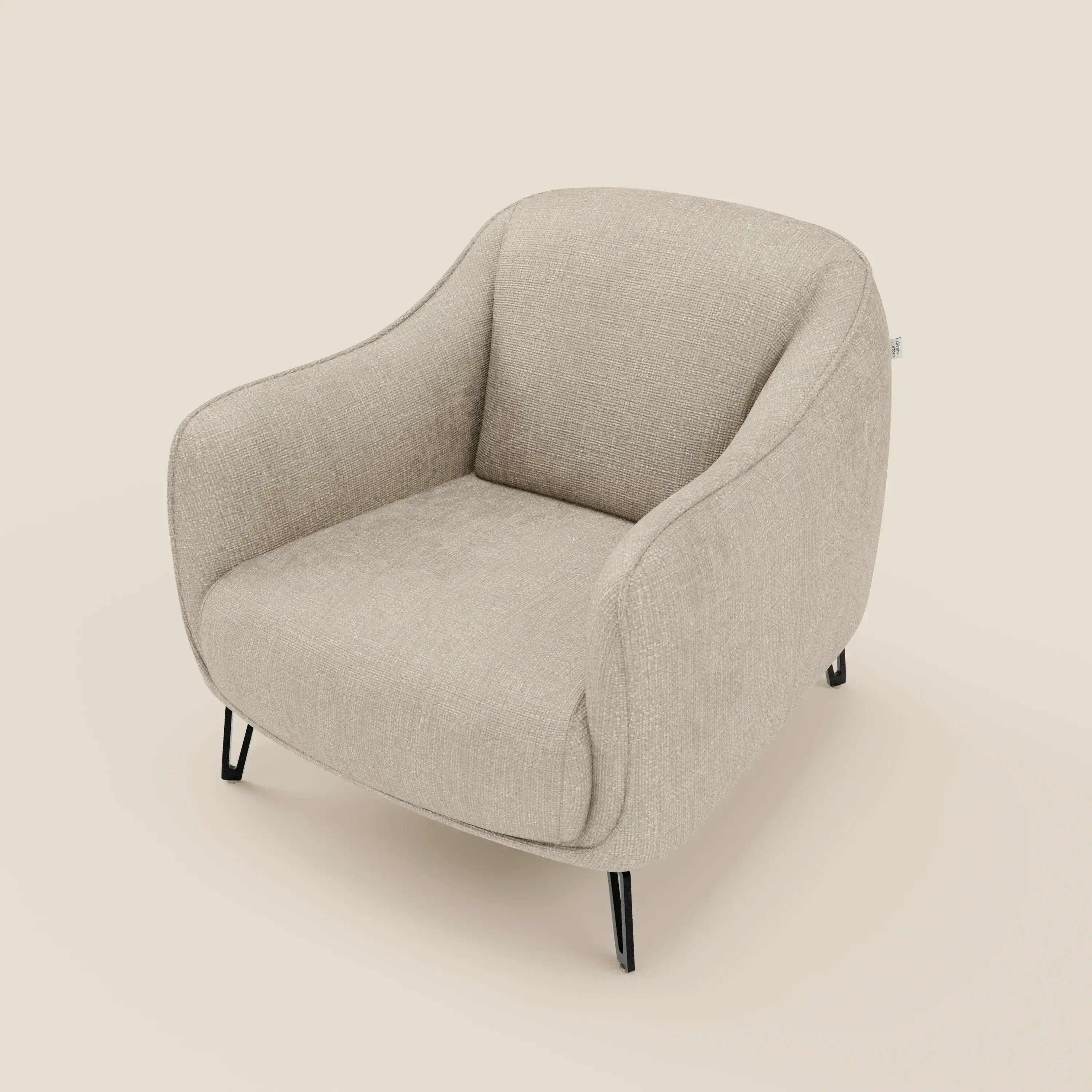La poltroncina Avela di Divani.Store offre un comfort senza tempo in morbido tessuto impermeabile T06 panna, caratterizzato da bordi arrotondati, braccioli delicatamente curvati e gambe in metallo nero angolate per un look accogliente e contemporaneo.