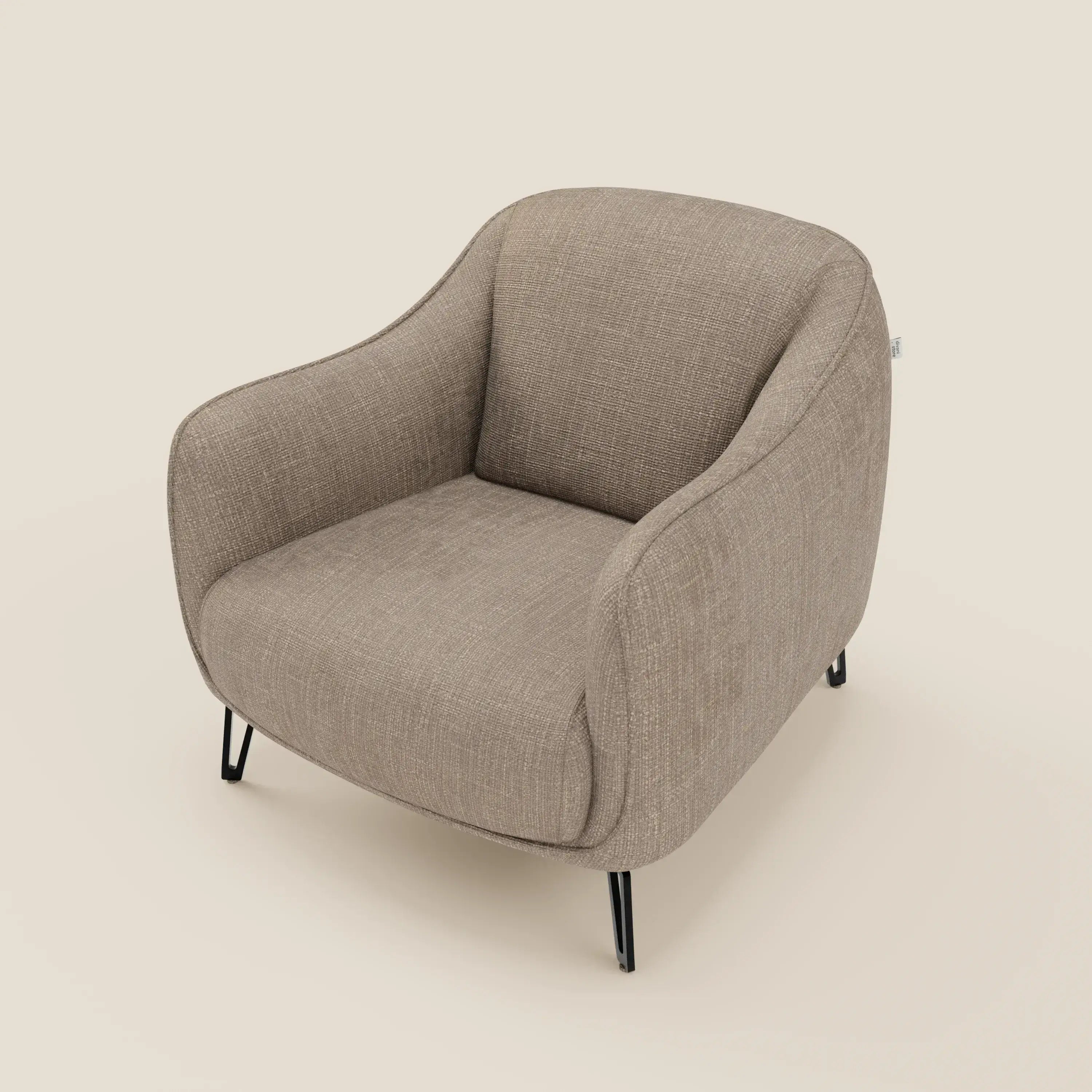 Avela Poltroncina di Divani.Store offre un comfort senza tempo grazie al morbido rivestimento in tessuto tortora T06 impermeabile, ai bordi arrotondati, agli ampi braccioli curvi e alle sottili gambe in metallo nero. Mostrato su uno sfondo bianco sporco, senza altri oggetti presenti.