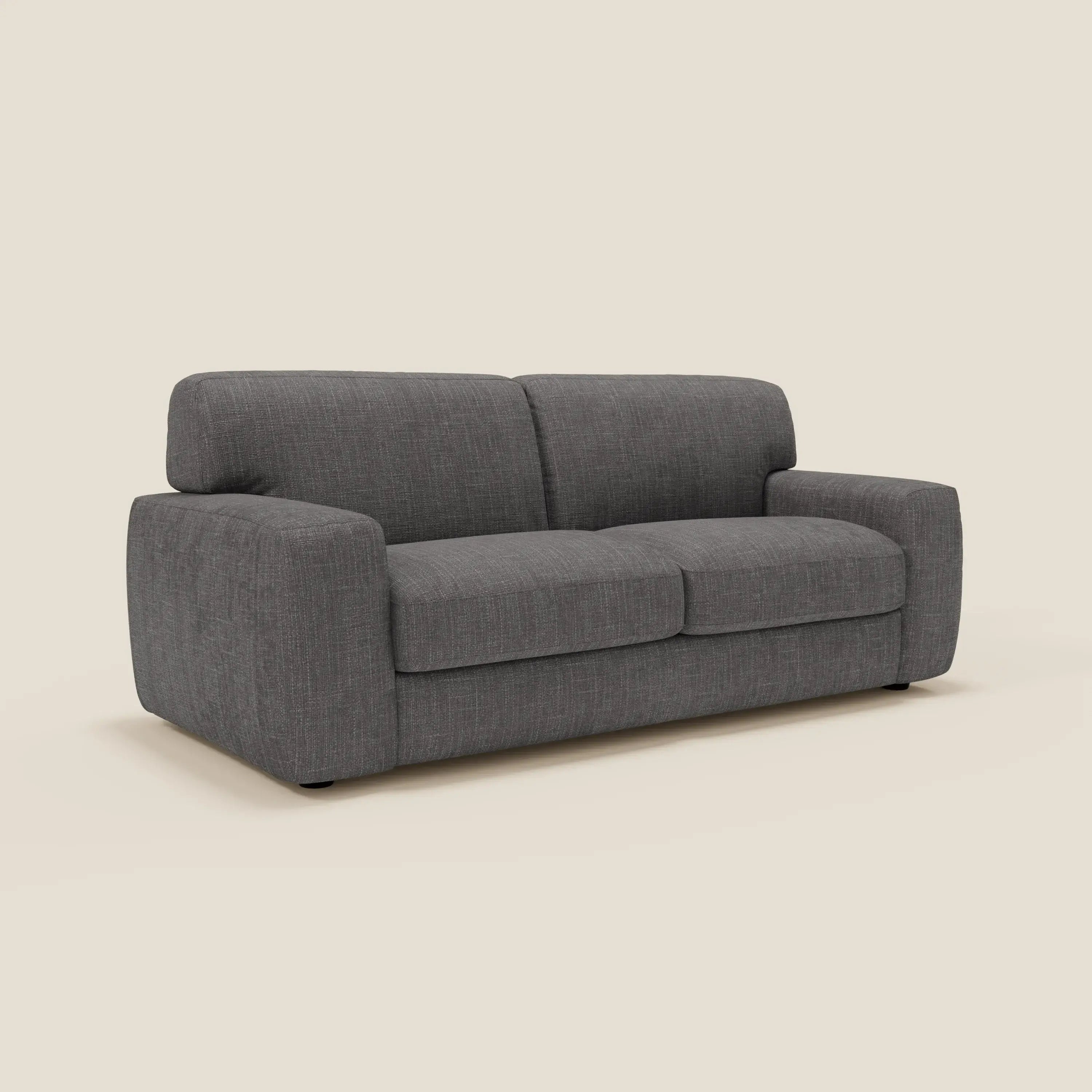 Il letto materasso Cloud Divano H17 cm di Divani.Store è caratterizzato da un tessuto morbido e impermeabile T06 antracite, ampi braccioli e cuscini morbidi in un design squadrato e minimalista che può ospitare 2-3 persone, su uno sfondo bianco sporco.