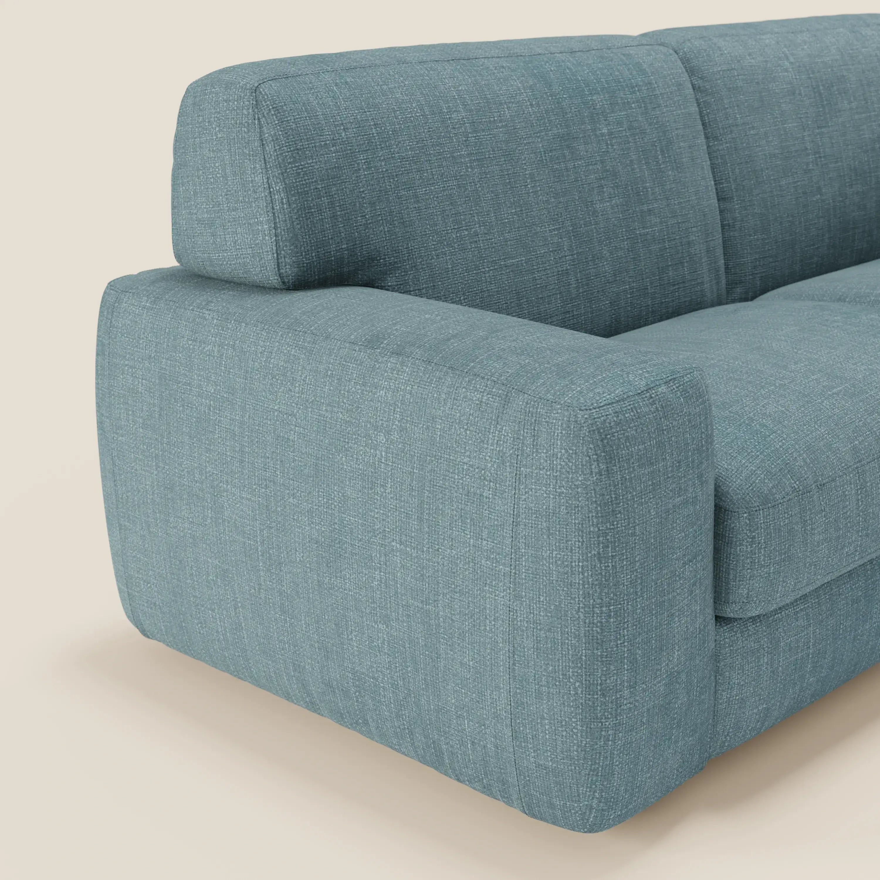 Primo piano del divano letto materasso Cloud H17 cm di Divani.Store, caratterizzato da cuscini morbidi in tessuto impermeabile T06 azzurro, ampi braccioli e linee pulite per un comfort avvolgente e un look minimalista.