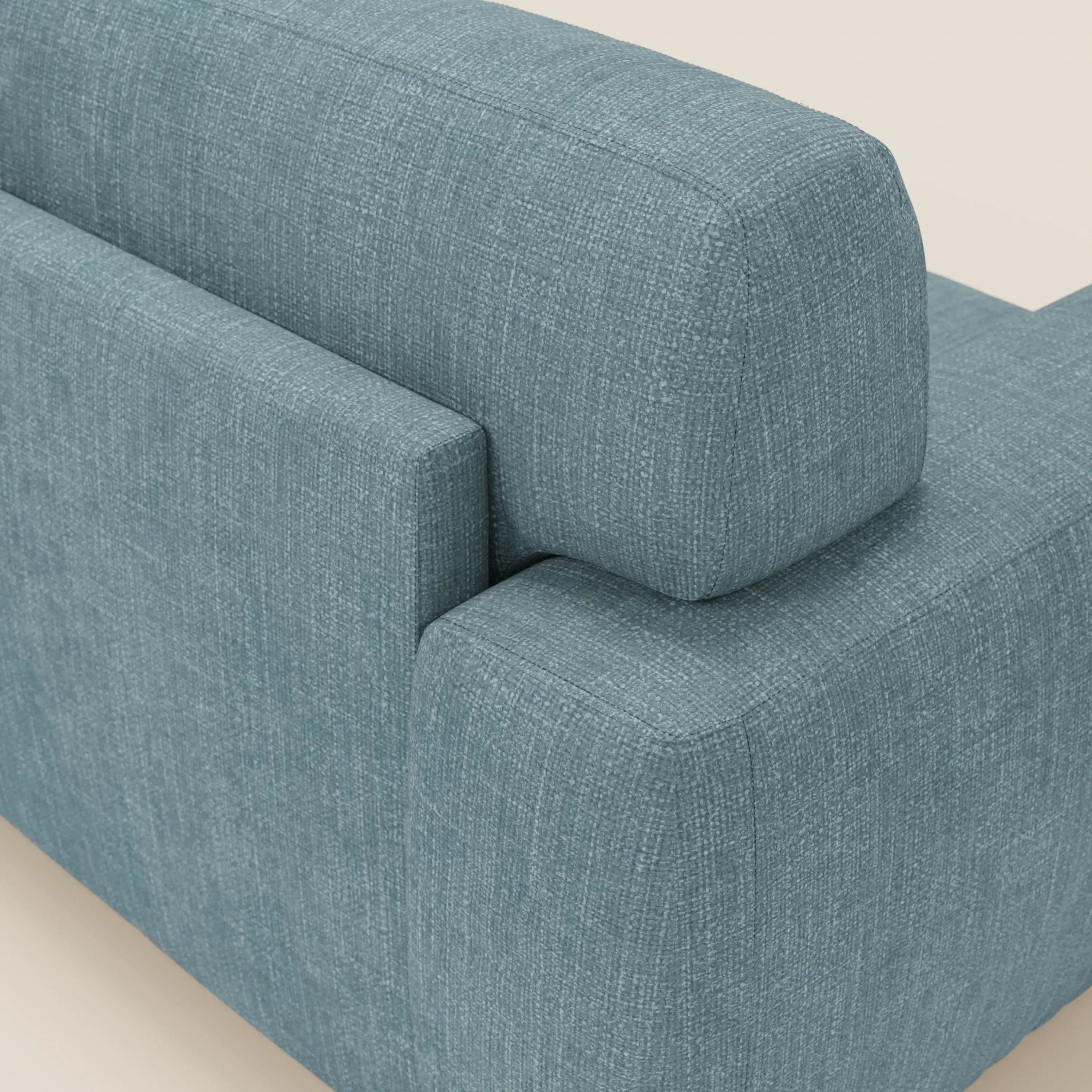 Primo piano del letto materasso Cloud Divano H17 cm di Divani.Store, caratterizzato da morbidi cuscini in tessuto impermeabile T06 azzurro. L'immagine mostra le linee pulite, la forma squadrata e la confortevole imbottitura testurizzata su uno sfondo beige chiaro.