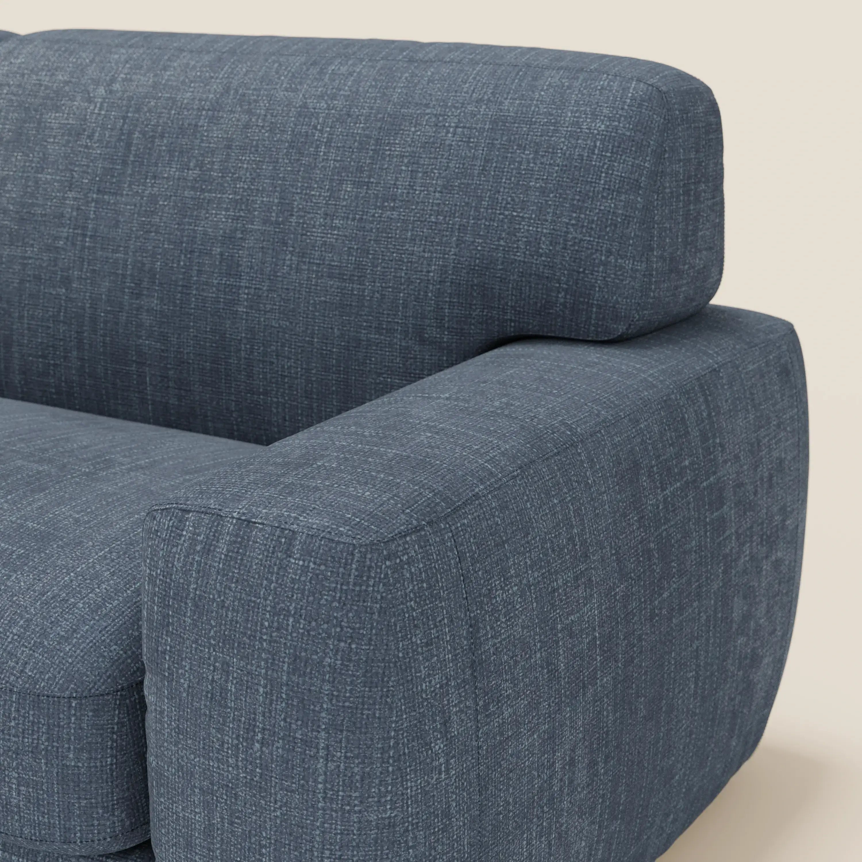 Un primo piano del letto materasso Cloud Divano H17 cm di Divani.Store mette in mostra il suo morbido tessuto impermeabile T06 blu, i cuscini in feltro e lo schienale arrotondato, enfatizzando il comfort quotidiano su uno sfondo beige chiaro.