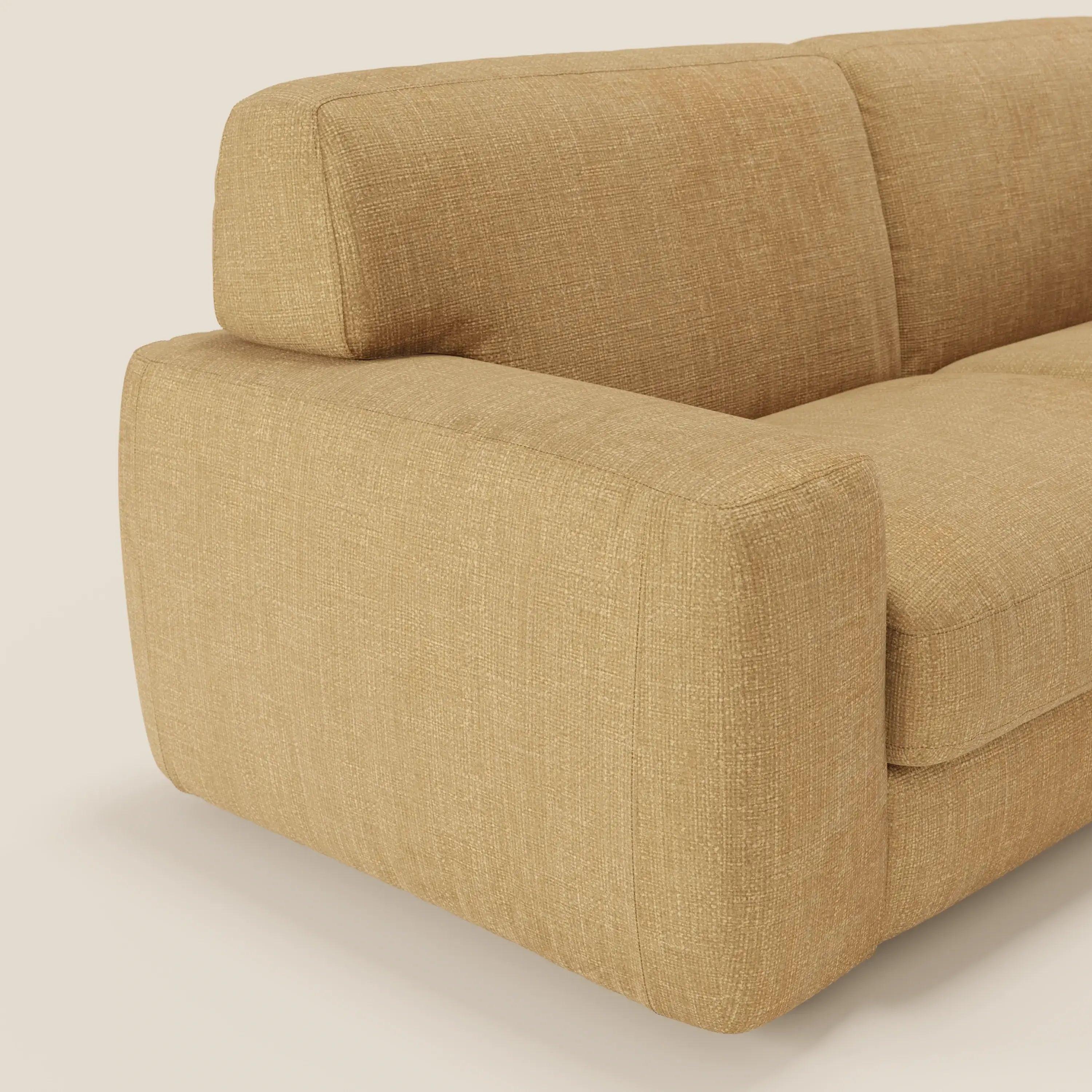 Un primo piano del braccio sinistro e dello schienale di Cloud Divano letto materasso H17 cm di Divani.Store, rivestito in tessuto impermeabile T06 giallo, mostra linee moderne e morbidi cuscini imbottiti su uno sfondo chiaro.