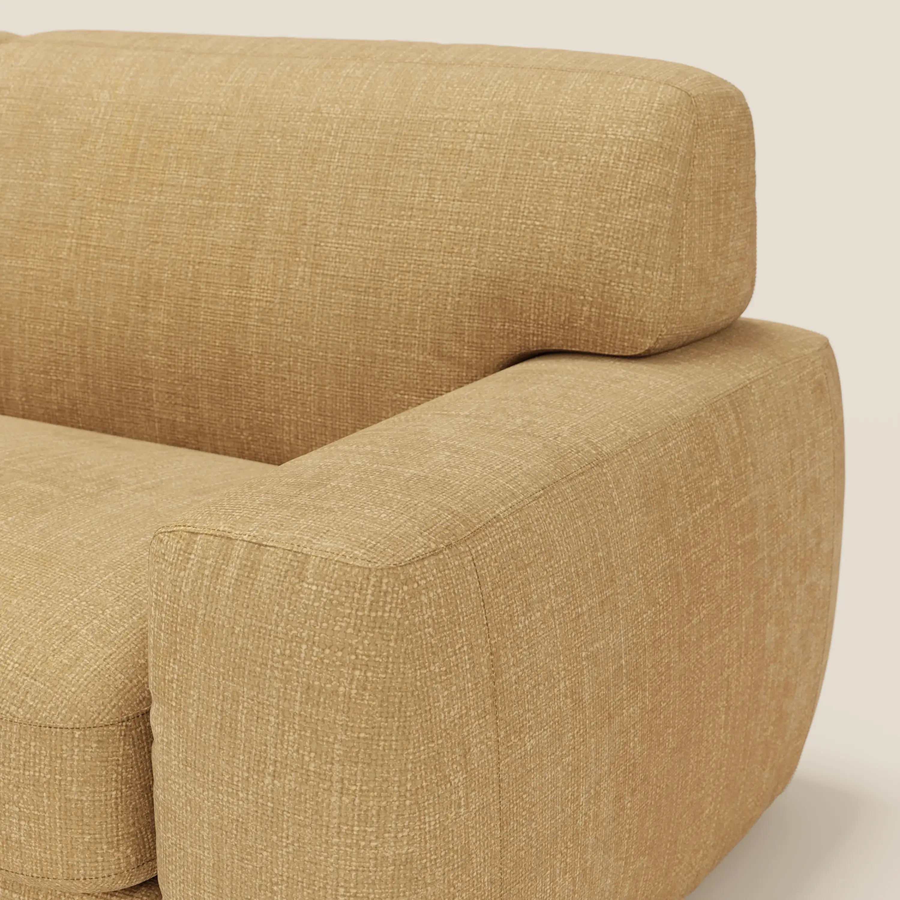 Primo piano del letto materasso Cloud Divano H17 cm di Divani.Store, caratterizzato da morbidi cuscini in tessuto impermeabile T06 giallo. Lo spesso bracciolo e lo schienale evidenziano il comfort quotidiano e le linee geometriche pulite su uno sfondo neutro.