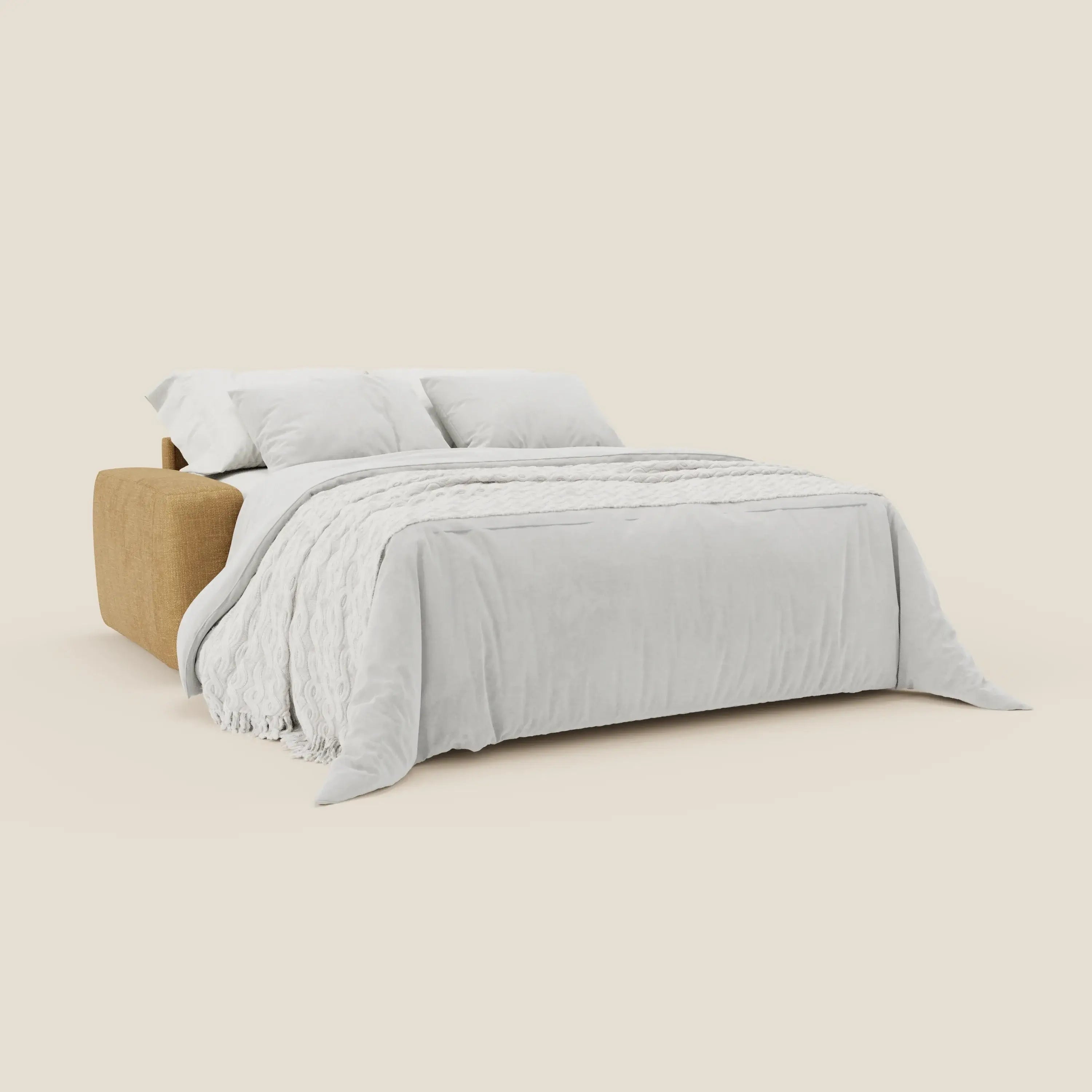 Il letto materasso Cloud Divano letto H17 cm di Divani.Store, in impermeabile T06 giallo con morbidi cuscini, è mostrato allungato come letto con cuscini e coperte bianche su uno sfondo beige chiaro per il comfort quotidiano.