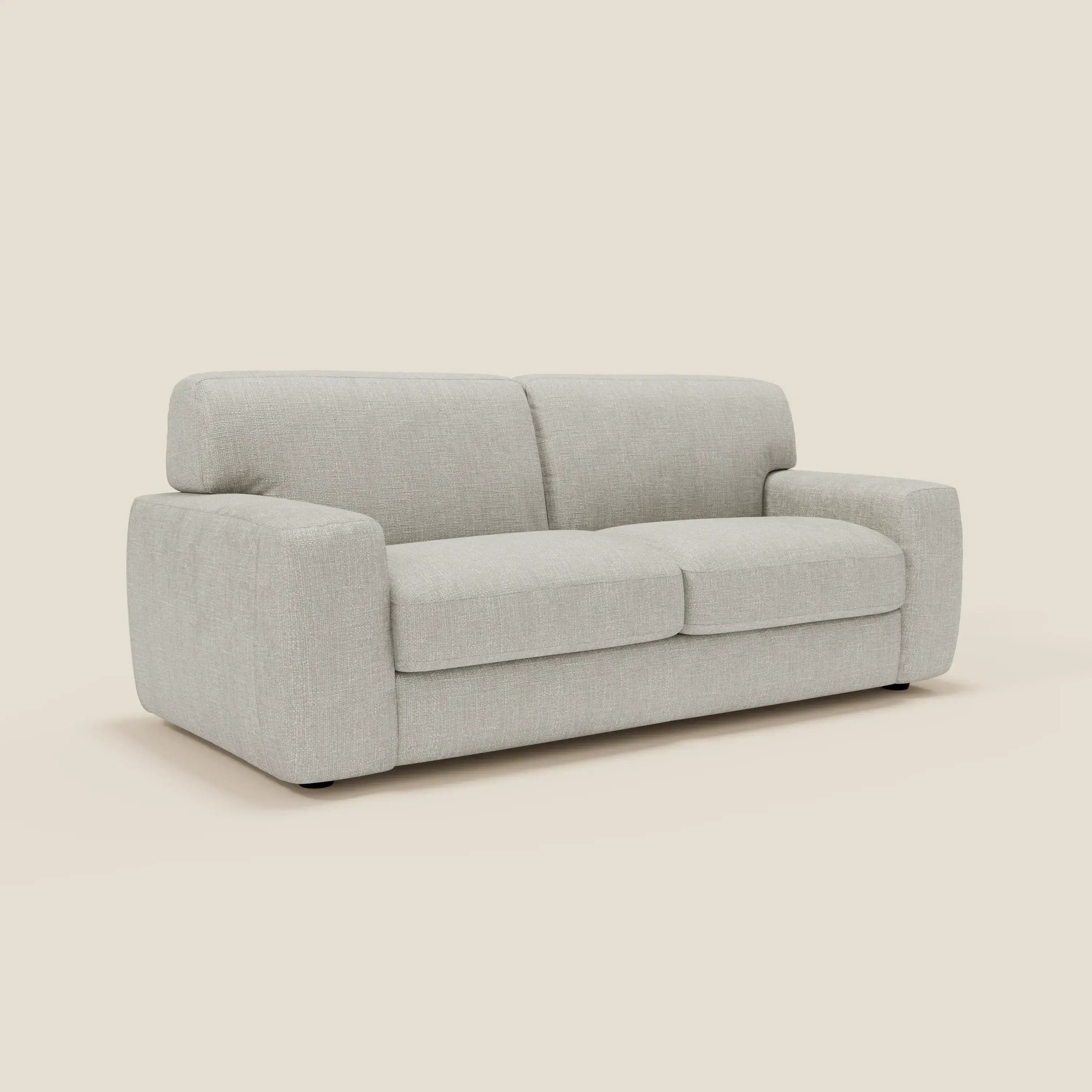 Il letto materasso Cloud Divano H17 cm di Divani.Store in tessuto impermeabile grigio chiaro T06 è caratterizzato da morbidi cuscini, ampi braccioli e un design compatto e squadrato. Spazioso per 2-3 persone, offre un comfort quotidiano su uno sfondo beige neutro.