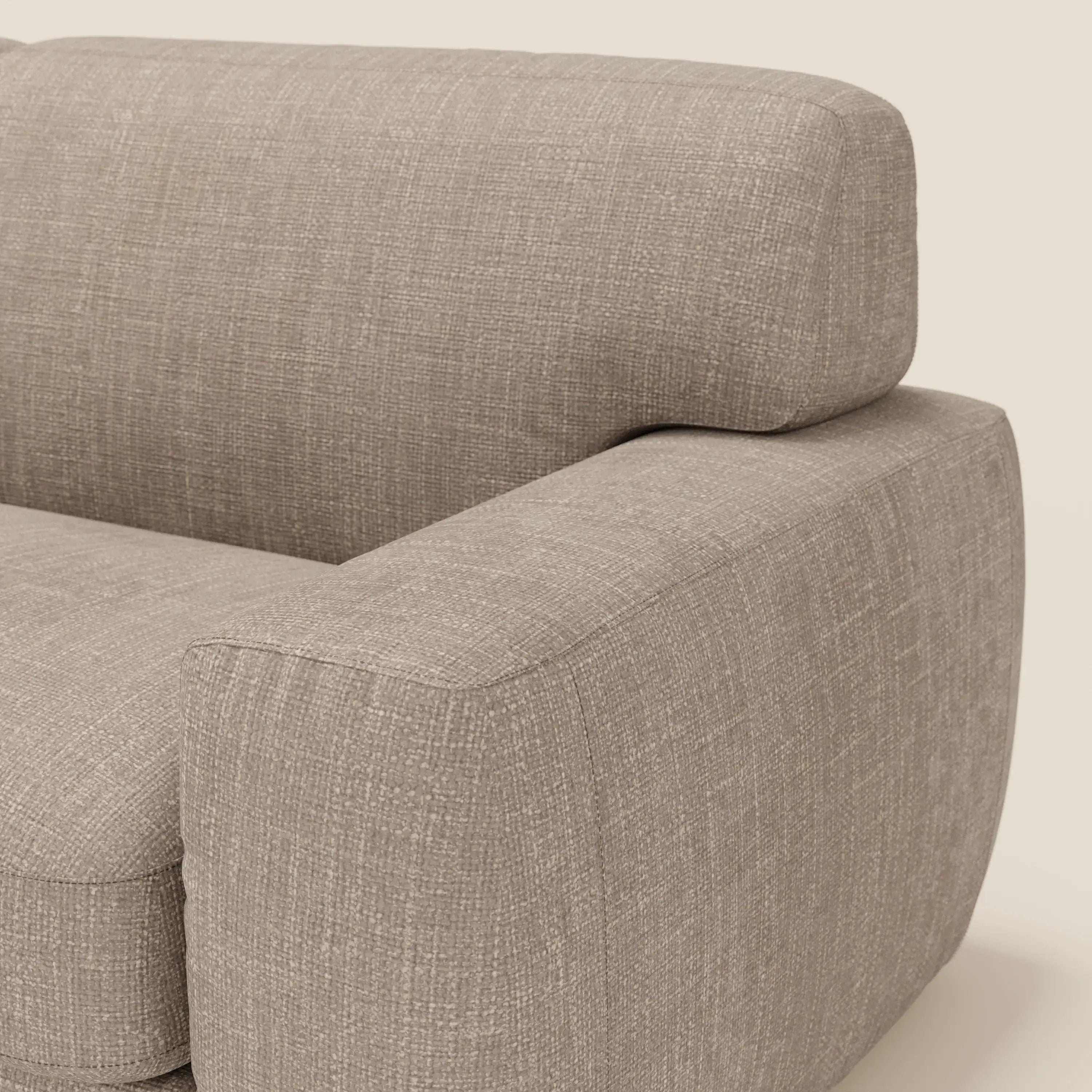 Primo piano di Cloud Divano letto materasso H17 cm di Divani.Store, che mostra lo spesso bracciolo rettangolare e lo schienale. Il tessuto impermeabile T06 tortora e i cuscini in tessuto felpato ne esaltano il comfort moderno e minimalista su uno sfondo in tinta.