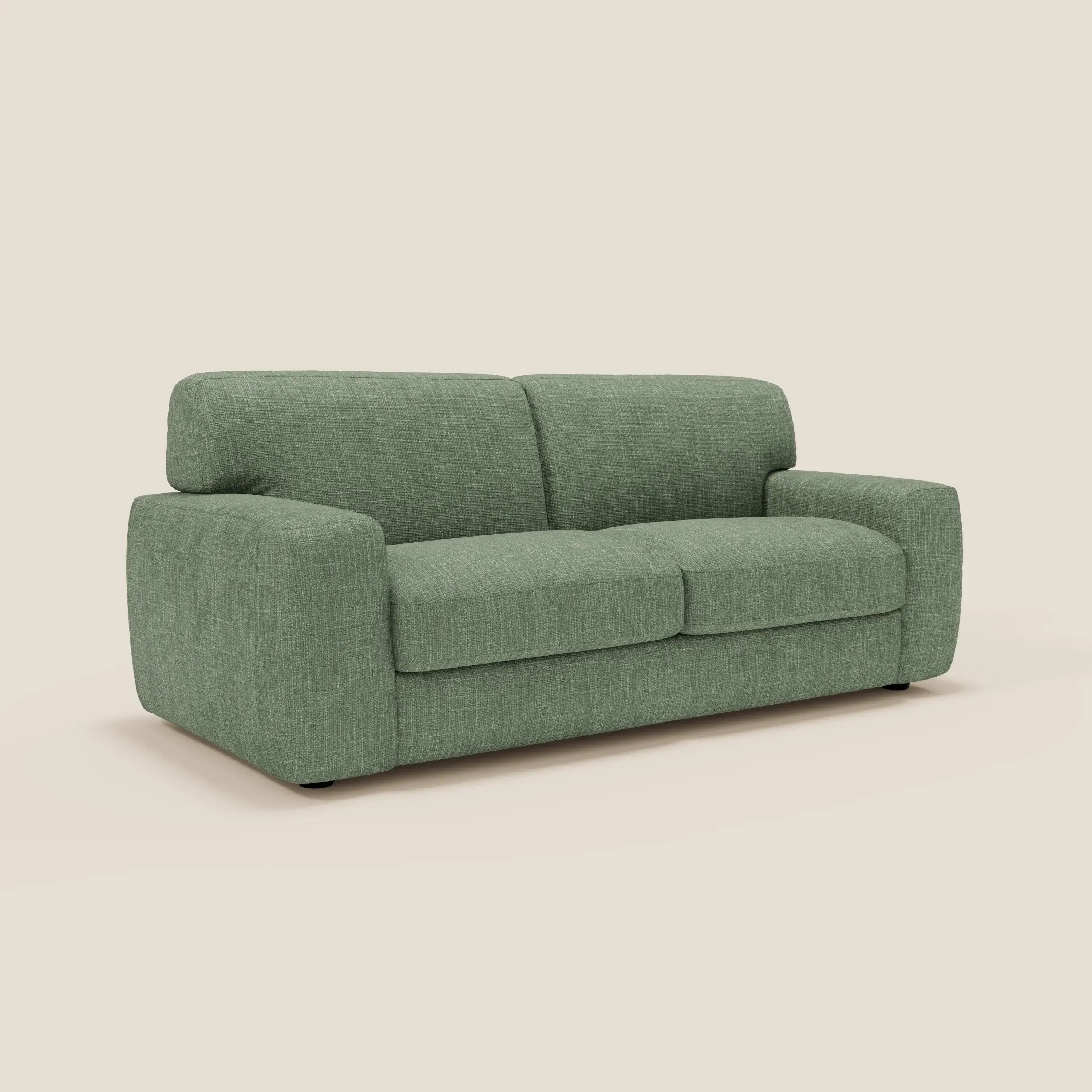 Cloud Divano letto di Divani.Store è caratterizzato da morbidi e spessi cuscini in tessuto impermeabile verde T06, ampi braccioli e schienale basso. Il suo design minimalista aggiunge uno stile moderno su uno sfondo beige.