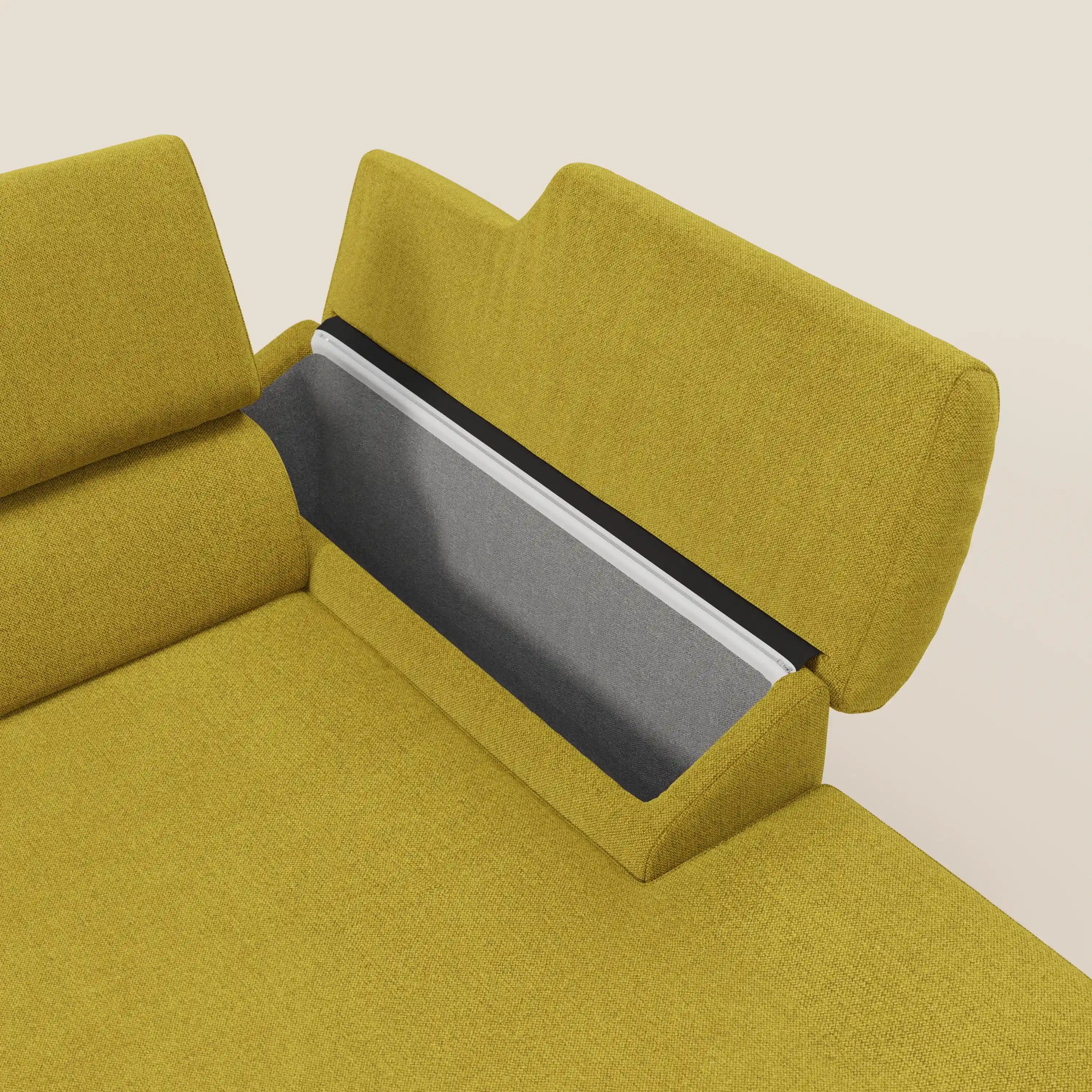Il Donatello Divano angolare 5 posti di Divani.Store in suola T23 giallo è caratterizzato da sedute scorrevoli, braccioli portaoggetti, vano a giorno con interno grigio e cerniera bianca, tessuto morbido e lavabile, il tutto su uno sfondo chiaro.