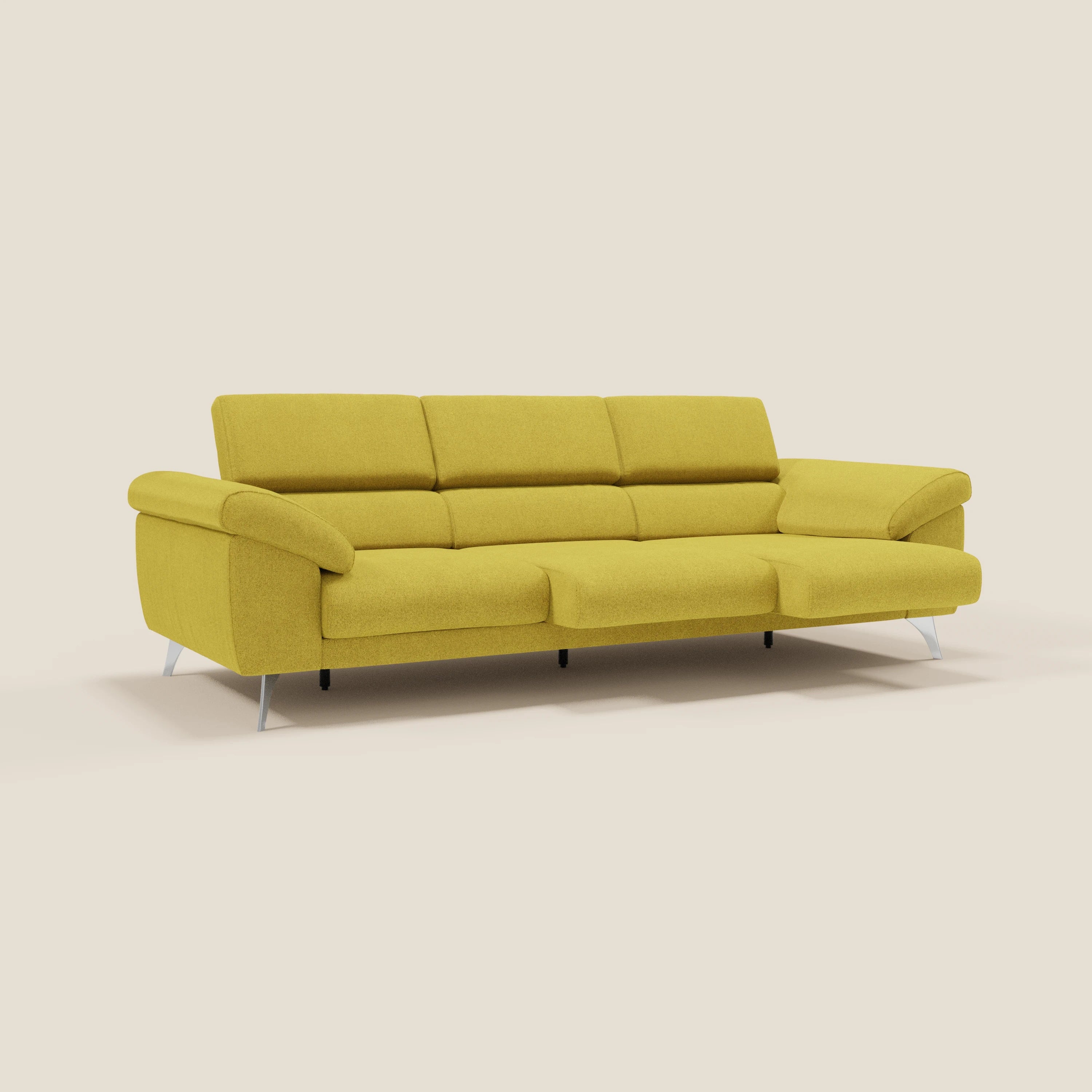Il divano Donatello con 3 sedute allungabili di Divani.Store, in tessuto smacchiabile T23 giallo sole, è caratterizzato da braccioli contenitore, poggiatesta reclinabili e un design moderno, ideale per ogni spazio su uno sfondo bianco sporco.