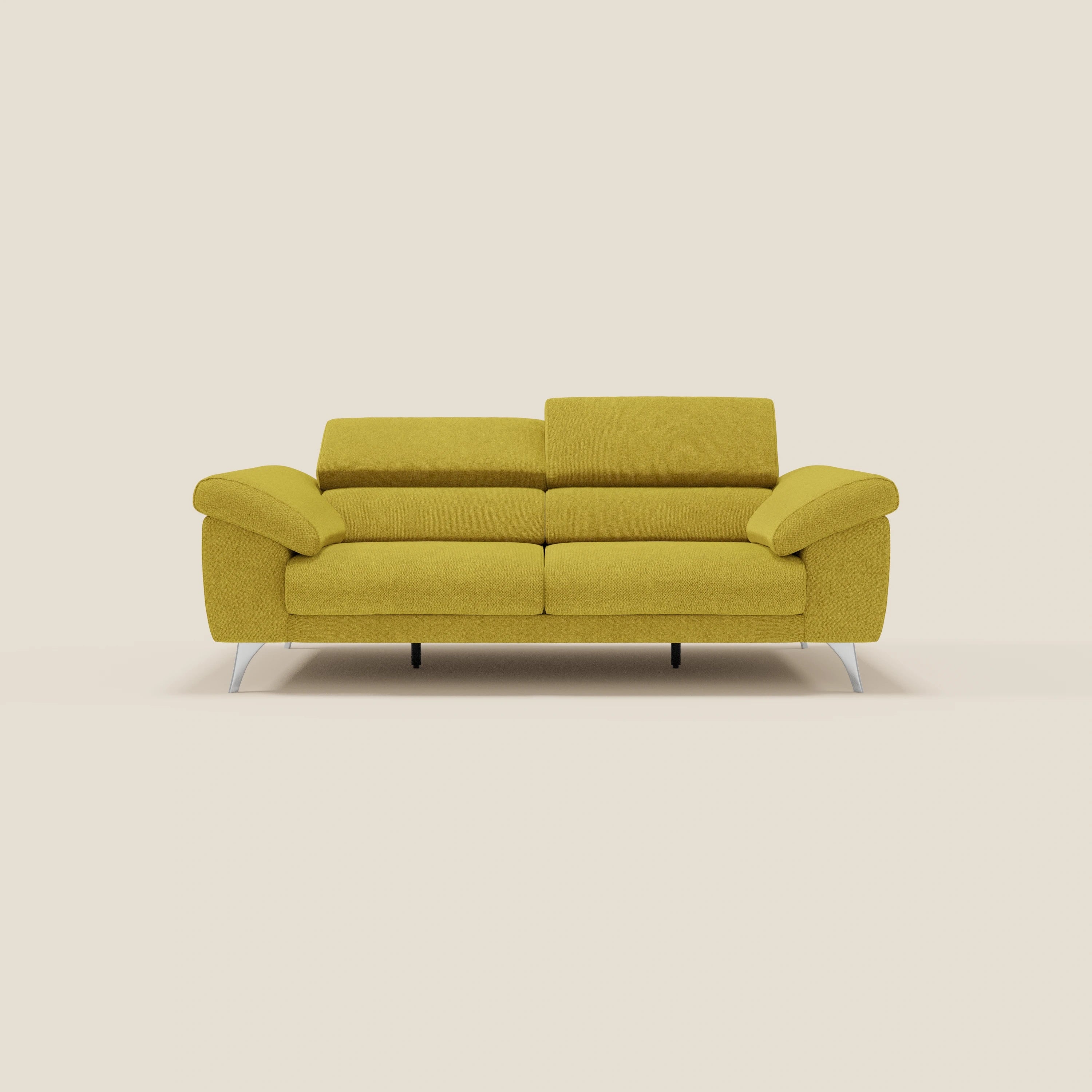 Il divano Donatello di Divani.Store in smacchiabile T23 giallo sole è caratterizzato da sedute allungabili, braccioli contenitore e poggiatesta reclinabili per un comfort e uno stile moderni, perfetti per uno spazio contemporaneo.