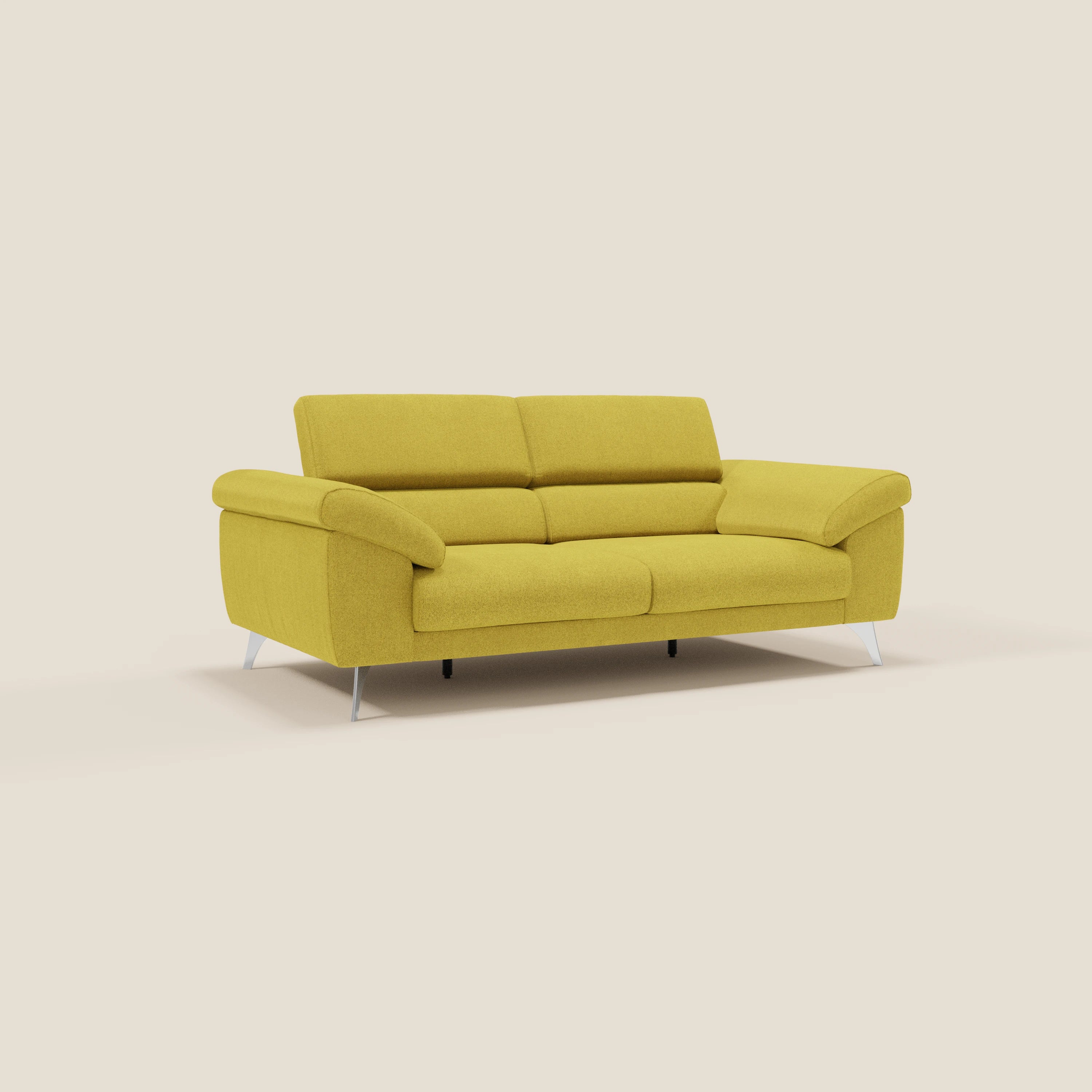 Il divano Donatello di Divani.Store in T23 giallo sole è caratterizzato da sedute allungabili, braccioli contenitore e poggiatesta reclinabili. Il suo design moderno, con cuscini e gambe argentate, spicca su uno sfondo beige.