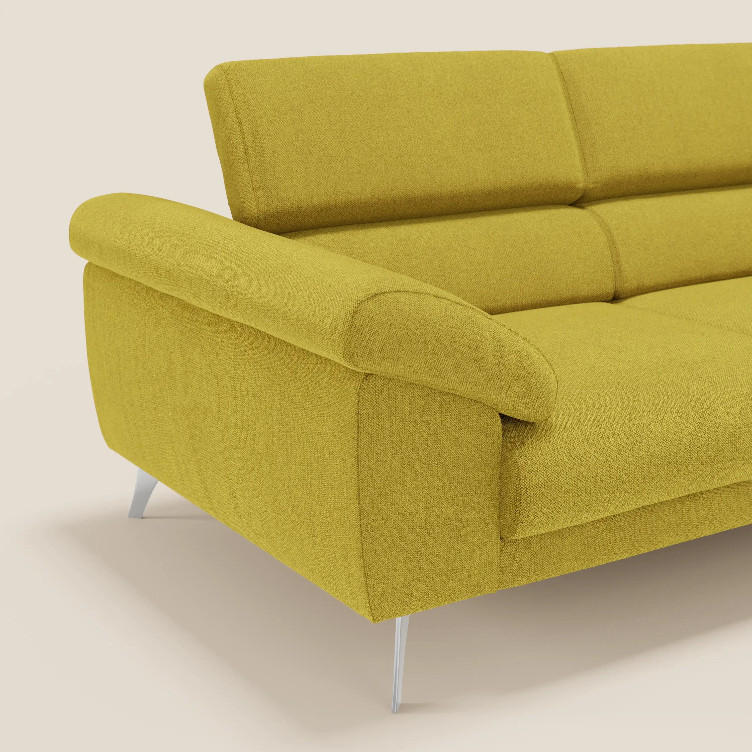 Il divano Donatello di Divani.Store, in tessuto smacchiabile T23 giallo sole, è caratterizzato da sedute allungabili, braccioli contenitore e poggiatesta reclinabili. Il suo design moderno spicca su uno sfondo beige semplice, senza decorazioni aggiuntive.