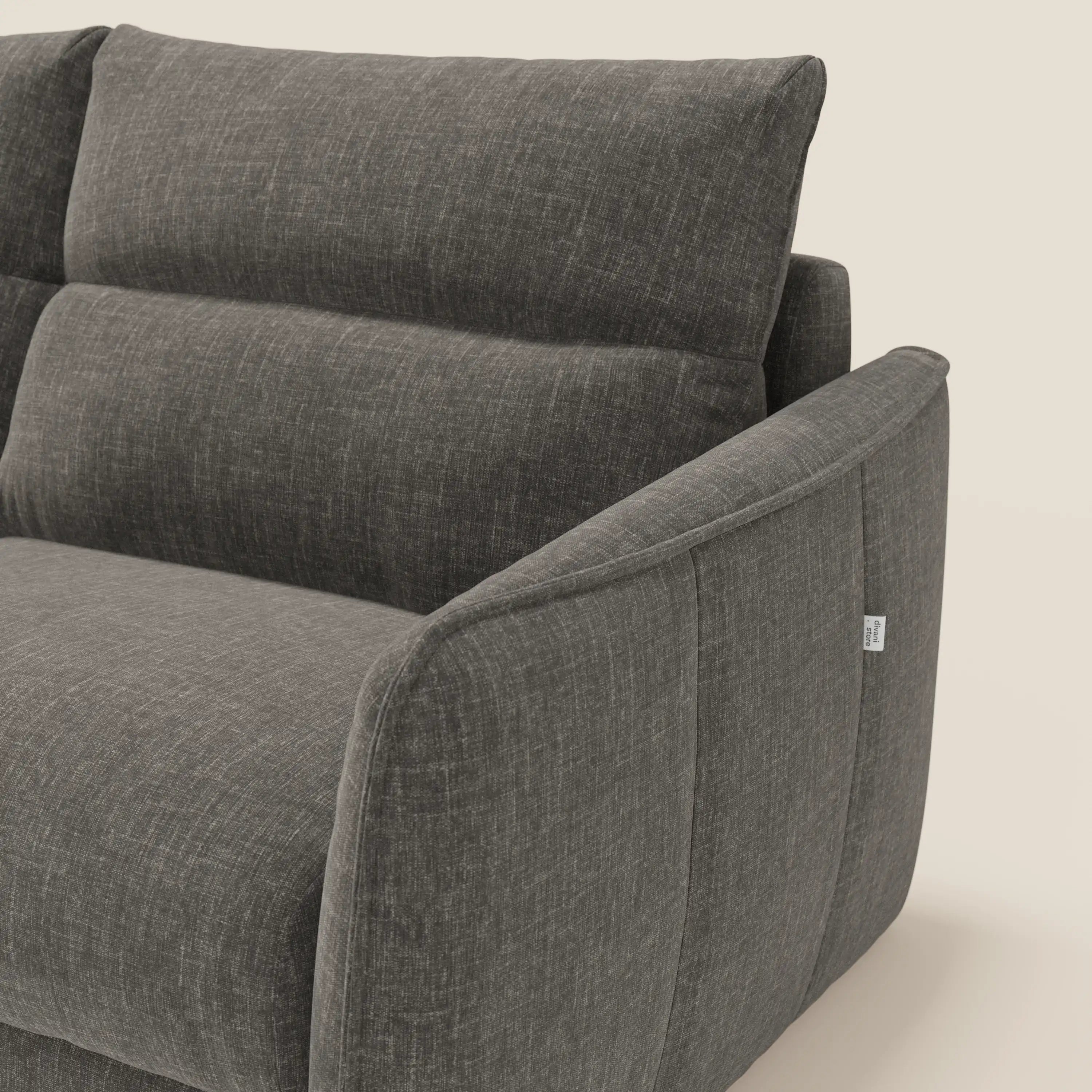 Elios Divano letto di Divani.Store è caratterizzato da morbidi cuscini di schienale e da un tessuto antracite T24 antimacchia, mostrato lateralmente per evidenziare gli ampi braccioli, la seduta profonda e l'alto schienale di sostegno su un semplice sfondo bianco sporco.