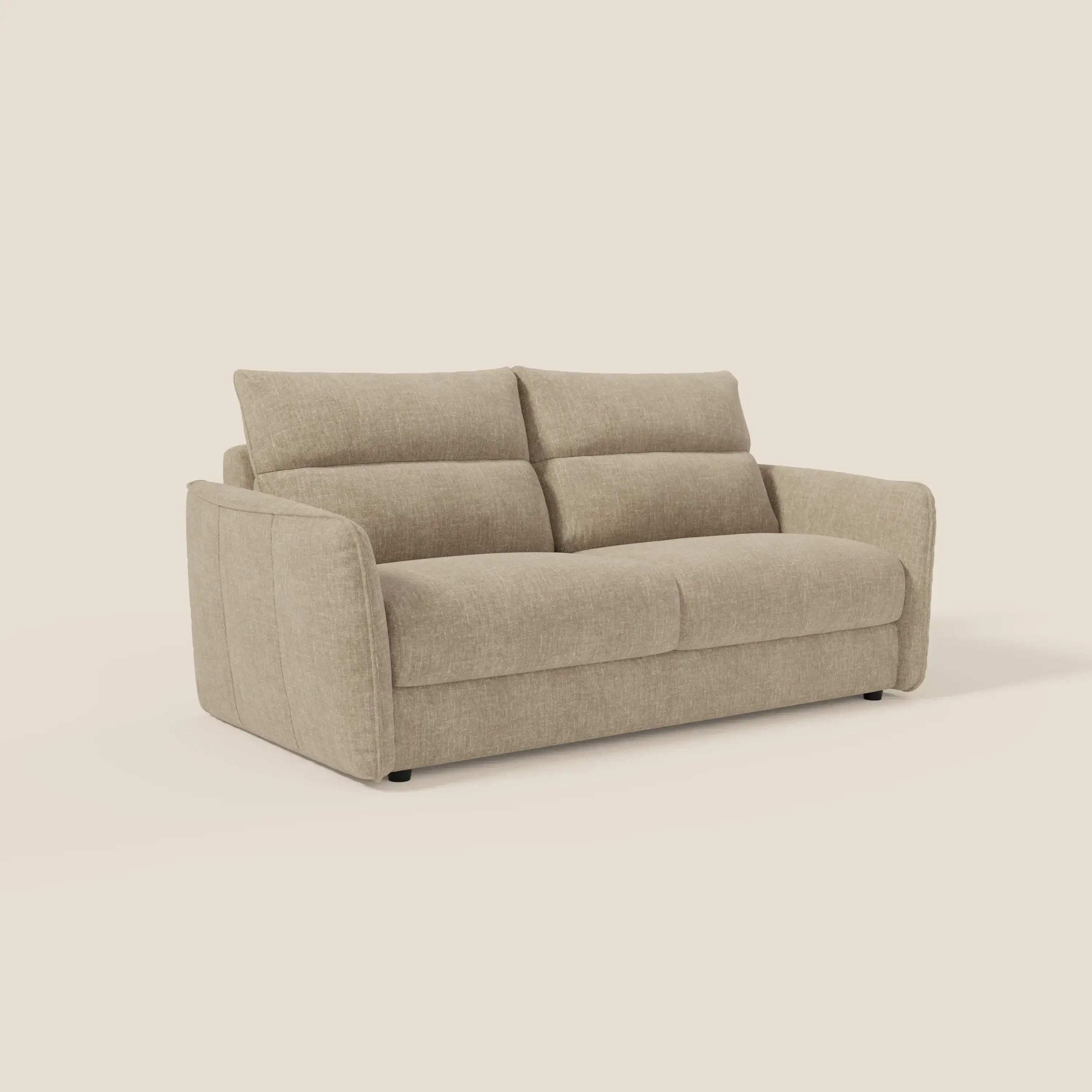 Il divano letto Elios di Divani.Store è un divano beige a due posti con spalliera in cuscini morbidi, rivestimento in tessuto smacchiabile T24, ampi braccioli angolari e gambe corte, su uno sfondo chiaro.