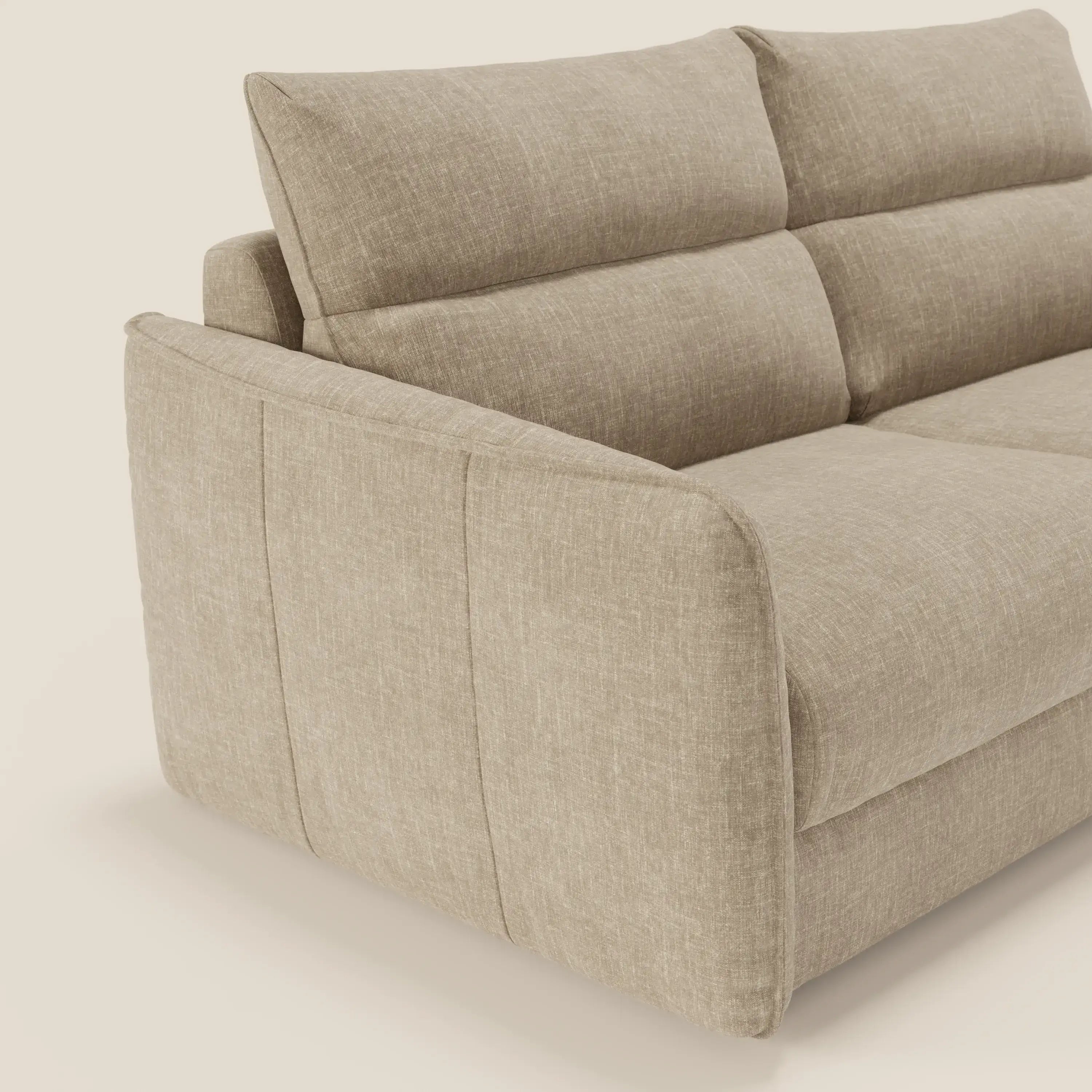 Un primo piano del divano letto Elios Divano con morbidi cuscini spalliera in tessuto smacchiabile T24 beige di Divani.Store, che mostra cuscini morbidi, linee pulite e cuciture a vista su uno sfondo chiaro e neutro.