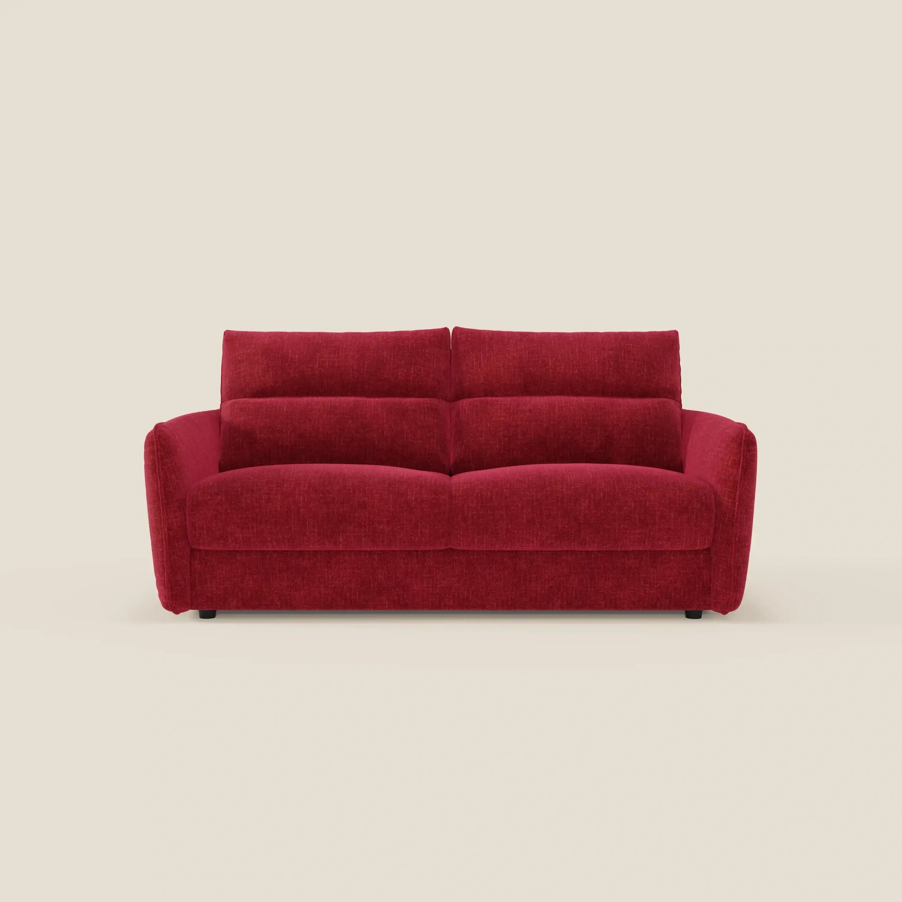 Elios Divano letto di Divani.Store presenta un design moderno con ampi braccioli, due grandi cuscini di seduta e di schienale in tessuto smacchiabile T24 rosso bordeaux, su uno sfondo bianco sporco.