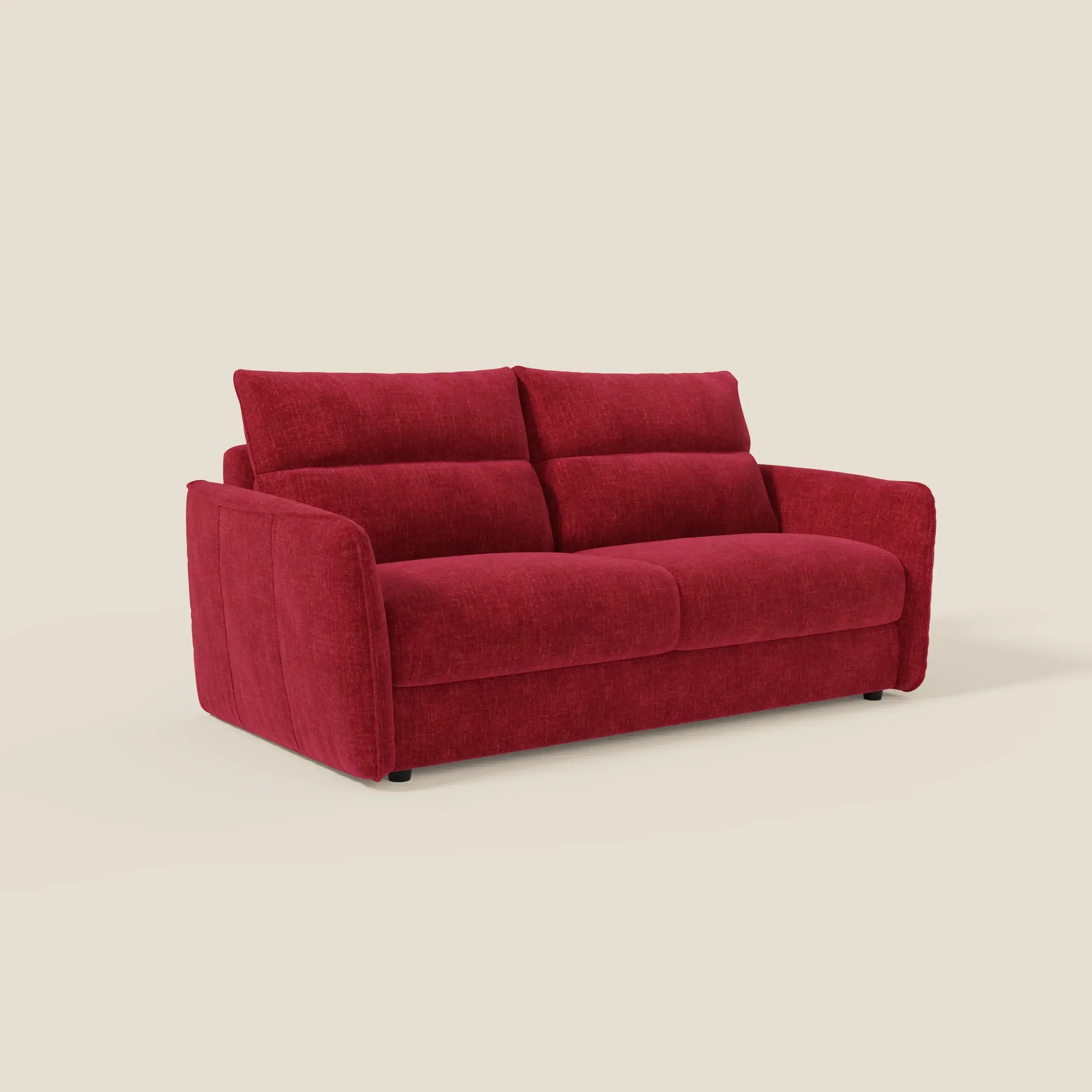 Il divano letto Elios di Divani.Store è caratterizzato da cuscini morbidi spalliera e tessuto smacchiabile T24 rosso bordeaux, che combinano linee moderne e pulite con un aspetto accogliente su uno sfondo crema.