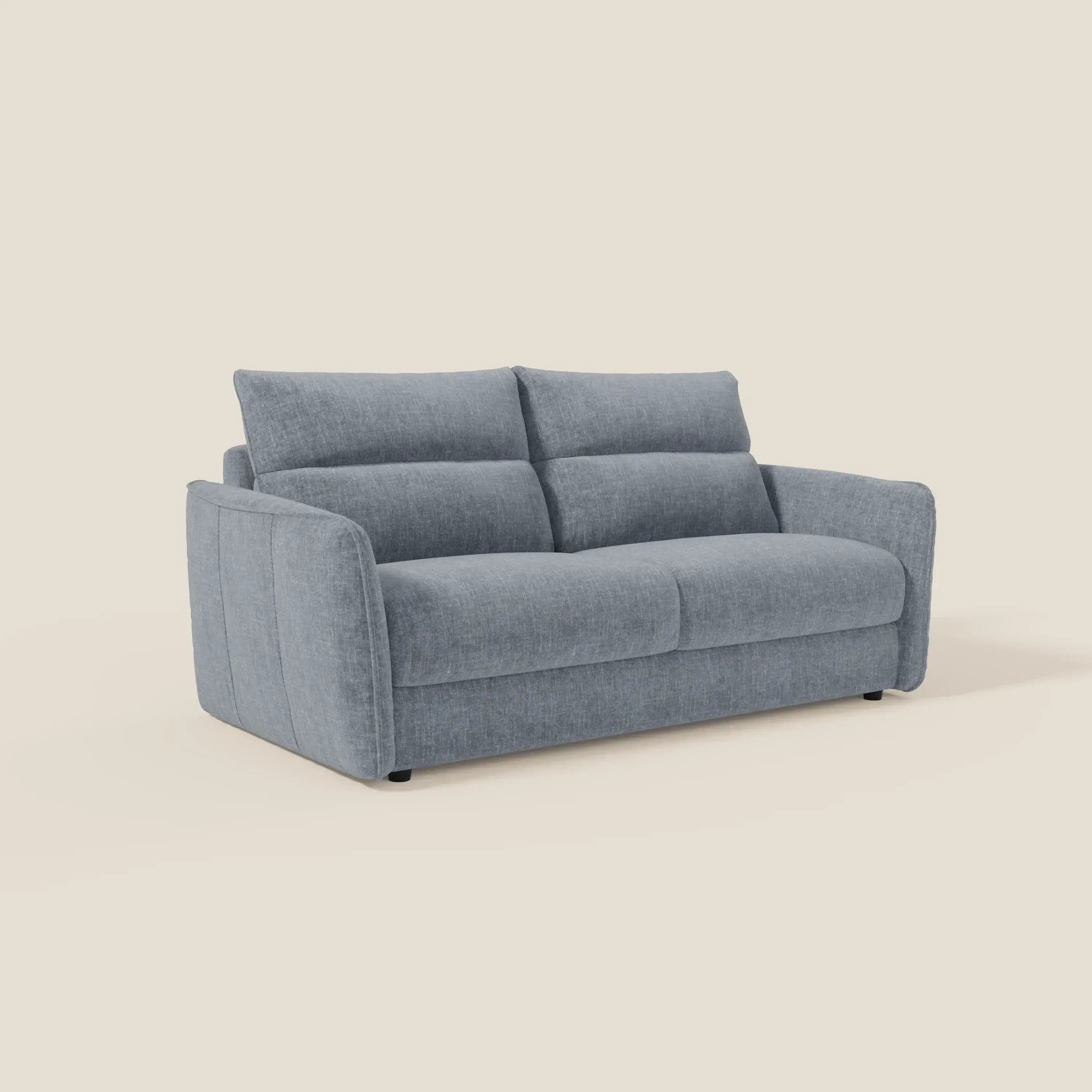 Il Divano letto Elios di Divani.Store, in tessuto smacchiabile T24 carta da zucchero, è caratterizzato da morbidi cuscini spalliera e da un design semplice e squadrato con ampi braccioli per un comfort moderno.