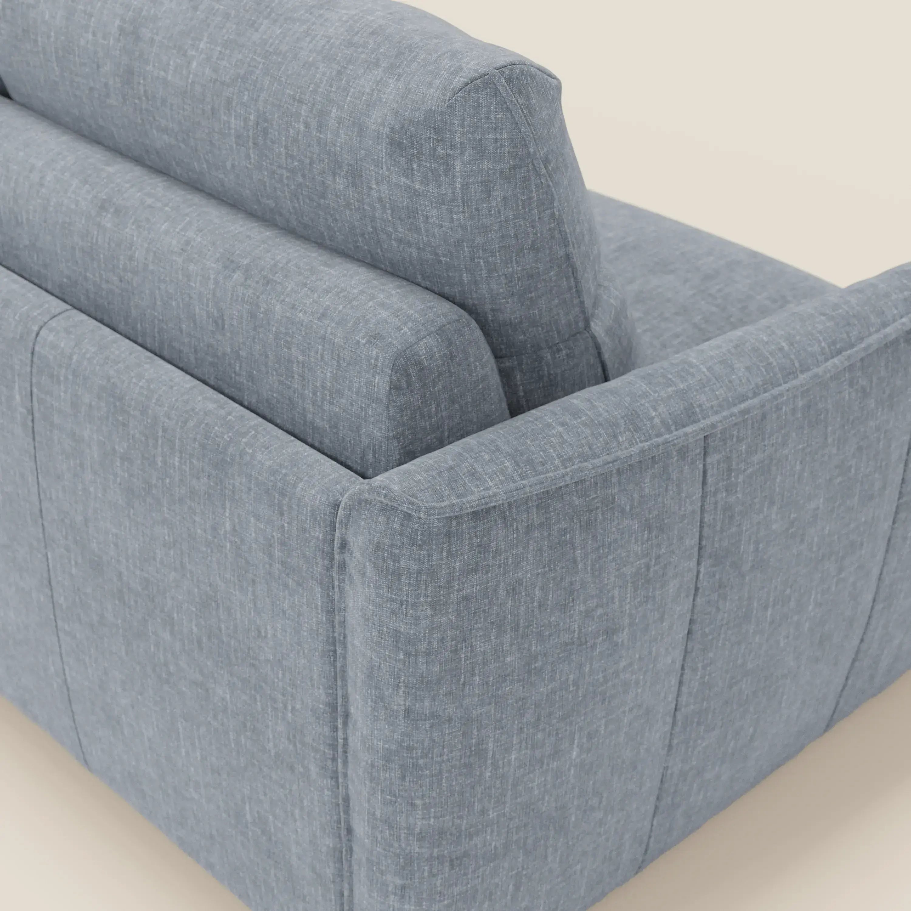 Primo piano del letto Elios Divano di Divani.Store, con cuscini in spalliera e linee eleganti in tessuto T24 carta da zucchero smacchiabile, su sfondo chiaro.