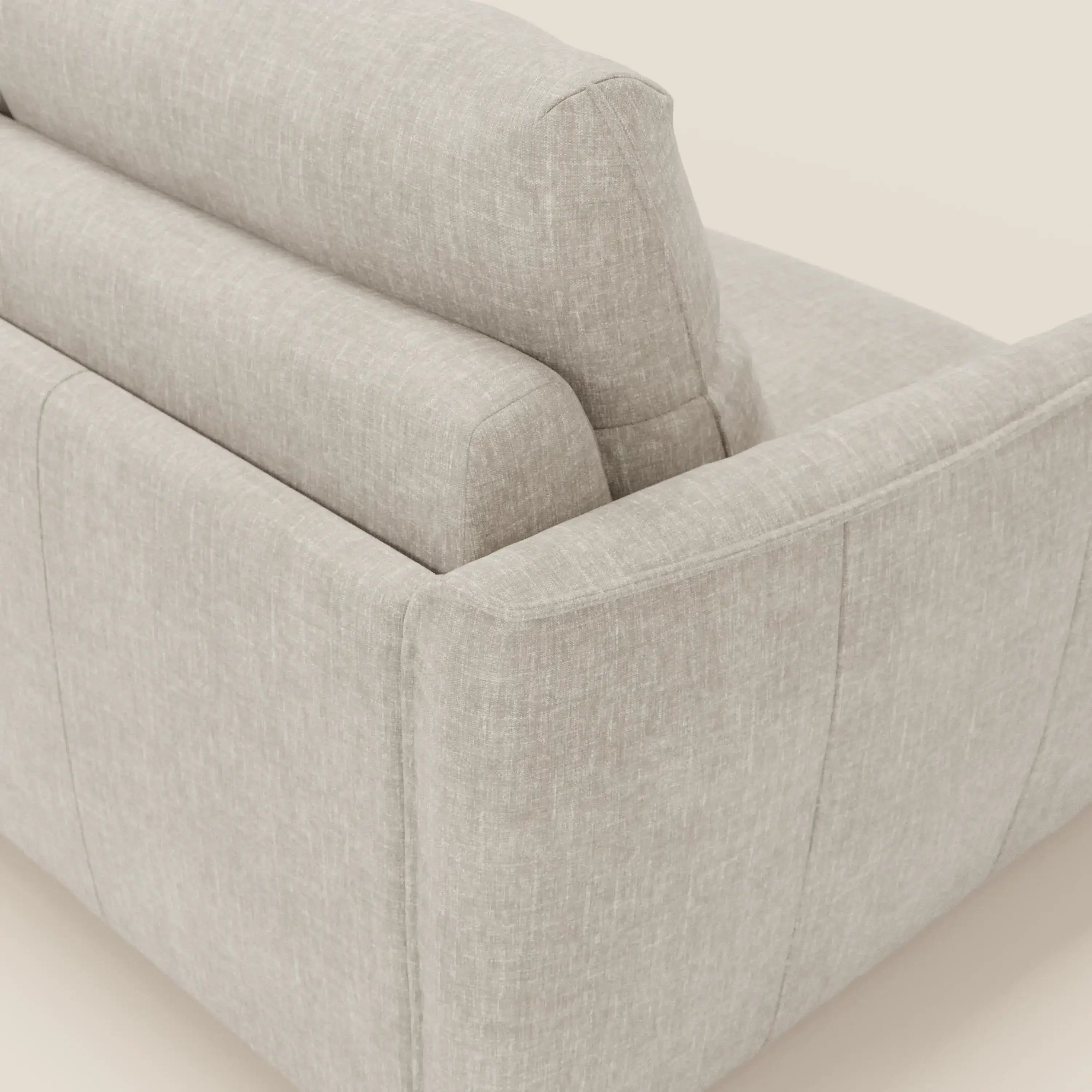 Un primo piano del letto Elios Divano con morbidi cuscini spalliera in tessuto smacchiabile T24 bianco latte di Divani.Store mostra il suo morbido tessuto bianco e le sue linee pulite, che evidenziano lo stile moderno e il comfort.