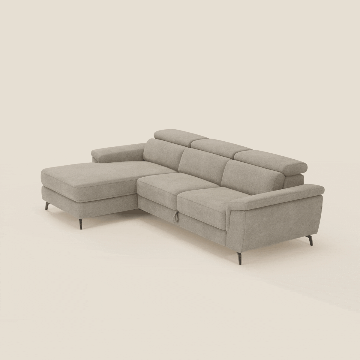 Il divano Estro estraibile di Divani.Store è caratterizzato da una chaise-longue a sinistra, poggiatesta reclinabili, gambe sottili nere e tessuto impermeabile T14 beige per un look moderno su uno sfondo chiaro.