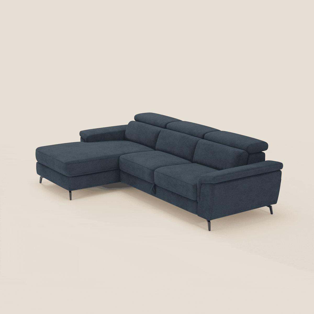 Estro Divano estraibile di Divani.Store è caratterizzato da una chaise-longue orientata a sinistra, tre cuscini di seduta, poggiatesta reclinabili e sottili gambe in metallo nero rivestite in tessuto impermeabile blu T14, su sfondo beige chiaro.