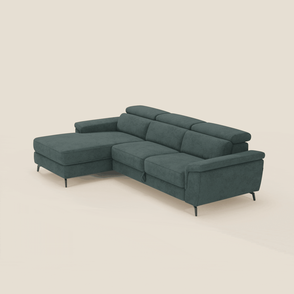 Il divano Estro estraibile di Divani.Store, in tessuto impermeabile T14 verde, presenta una chaise-longue a sinistra, poggiatesta reclinabili e gambe in metallo nero su sfondo beige per un look moderno e confortevole.