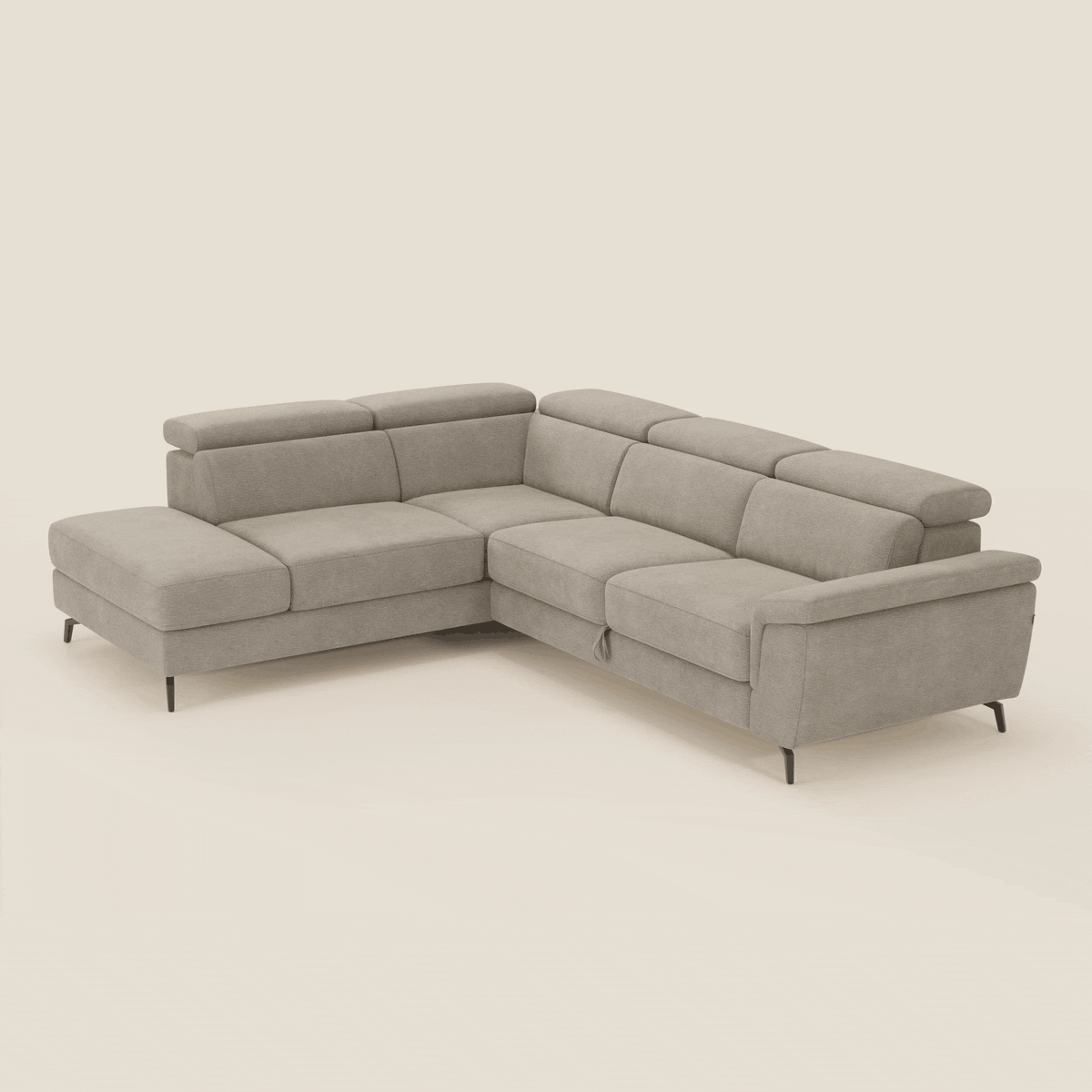 L'Estro Divano angolare estraibile di Divani.Store, in tessuto impermeabile T14 beige con poggiatesta reclinabili e sottili gambe in metallo nero, è caratterizzato da una chaise lounge sinistra e si colloca su uno sfondo tinta unita beige.