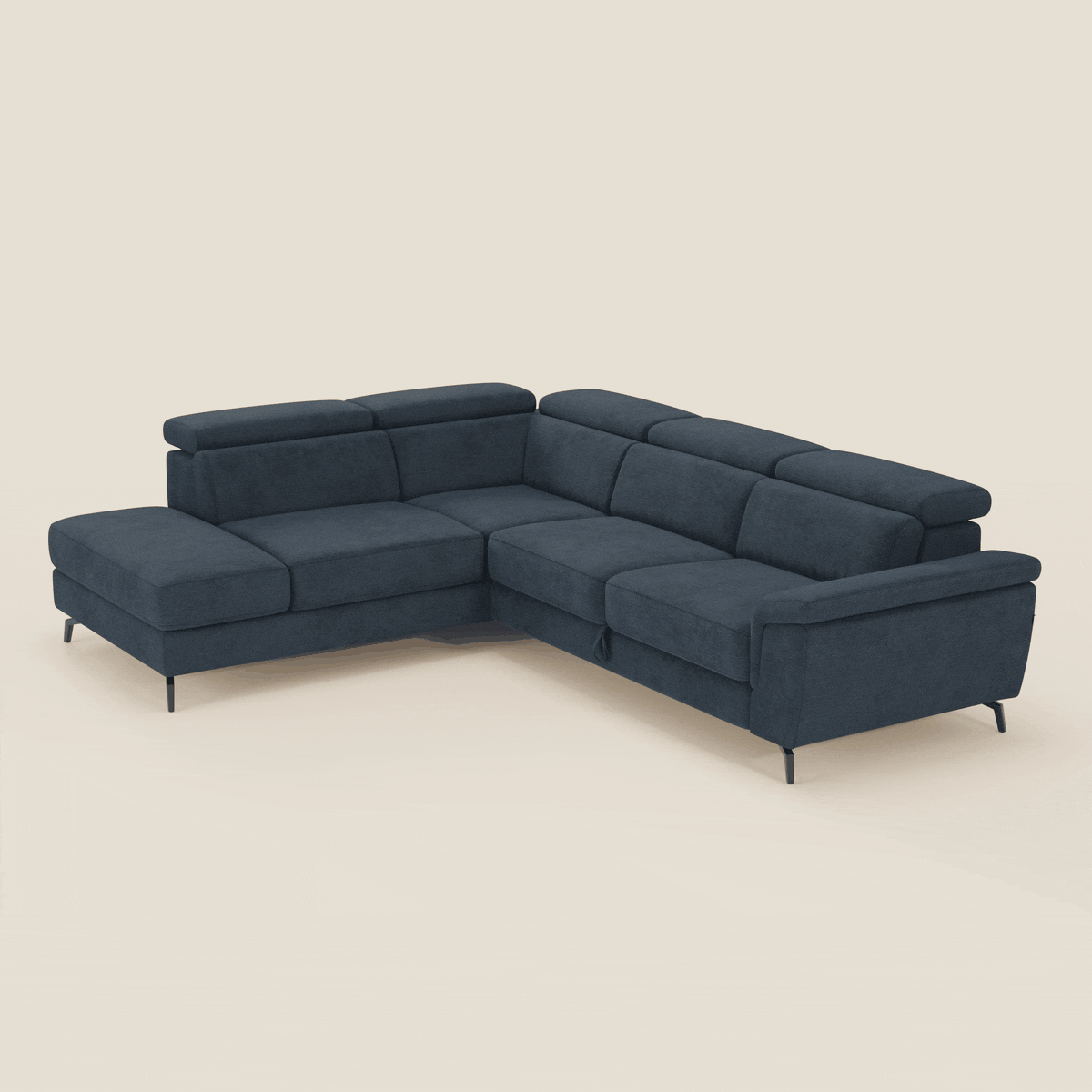 Estro Divano angolare estraibile di Divani.Store è un divano a L in tessuto impermeabile T14 blu con poggiatesta reclinabili, gambe sottili in metallo nero, chaise lounge e seduta estraibile, su sfondo beige.