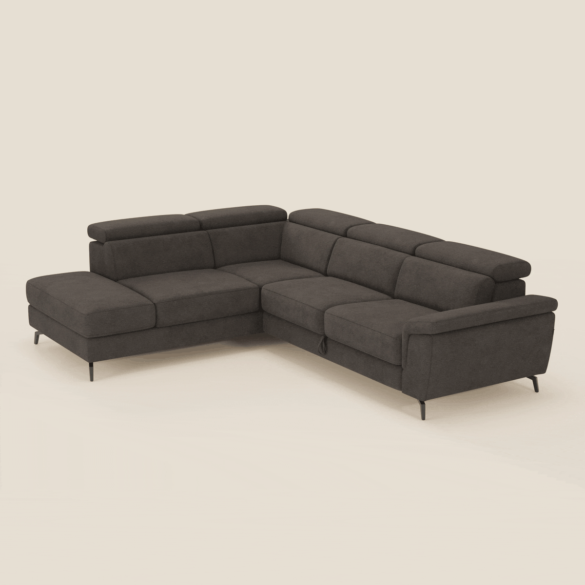 Il divano angolare estraibile Estro Divano di Divani.Store è dotato di comode sedute, poggiatesta reclinabili e tessuto impermeabile T14 marrone per uno stile versatile.