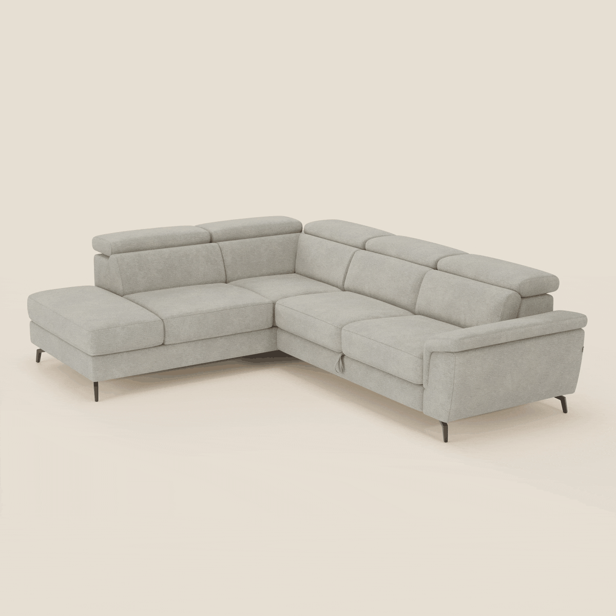Il divano angolare estraibile Estro Divano di Divani.Store è caratterizzato da poggiatesta reclinabili, gambe sottili in metallo nero e tessuto panna T14 resistente all'acqua. La sezione chaise lounge aggiunge un design minimalista su uno sfondo beige.