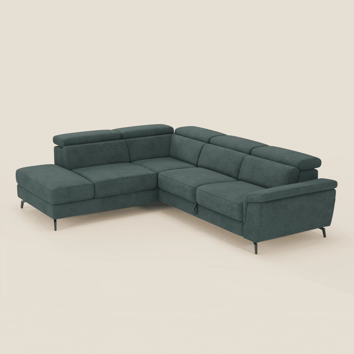 Il divano angolare estraibile Estro Divano di Divani.Store è caratterizzato da poggiatesta reclinabili, tessuto impermeabile verde T14, gambe sottili in metallo nero e chaise lounge sinistra, su sfondo beige chiaro.