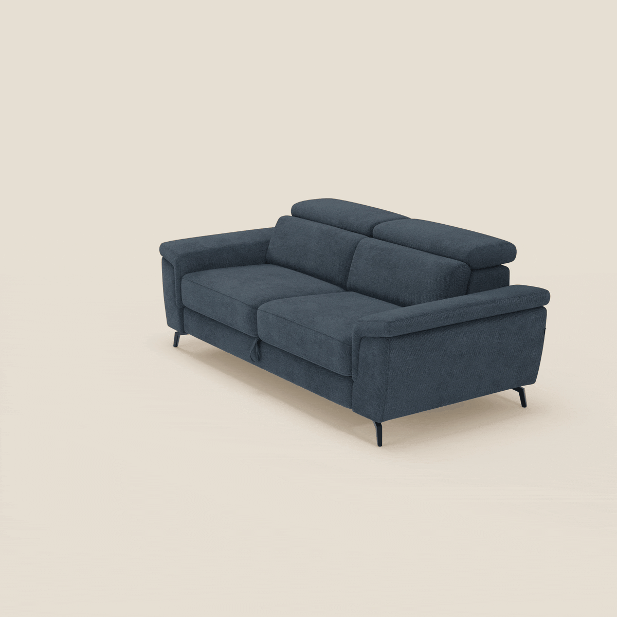 L'Estro Divano 3 posti con pouf estraibile di Divani.Store, in tessuto impermeabile T14 blu con poggiatesta reclinabili e design moderno, è mostrato su sfondo beige chiaro. Dispone di braccioli ampi e gambe nere sottili.