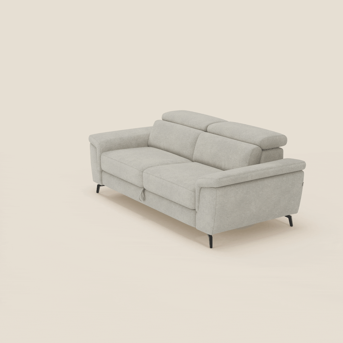 Estro Divano 3 posti con pouf estraibile di Divani.Store è caratterizzato da un tessuto panna T14 impermeabile, poggiatesta reclinabili, ampi braccioli e sottili gambe in metallo nero. Le sue linee pulite e il suo design moderno spiccano su uno sfondo beige semplice.