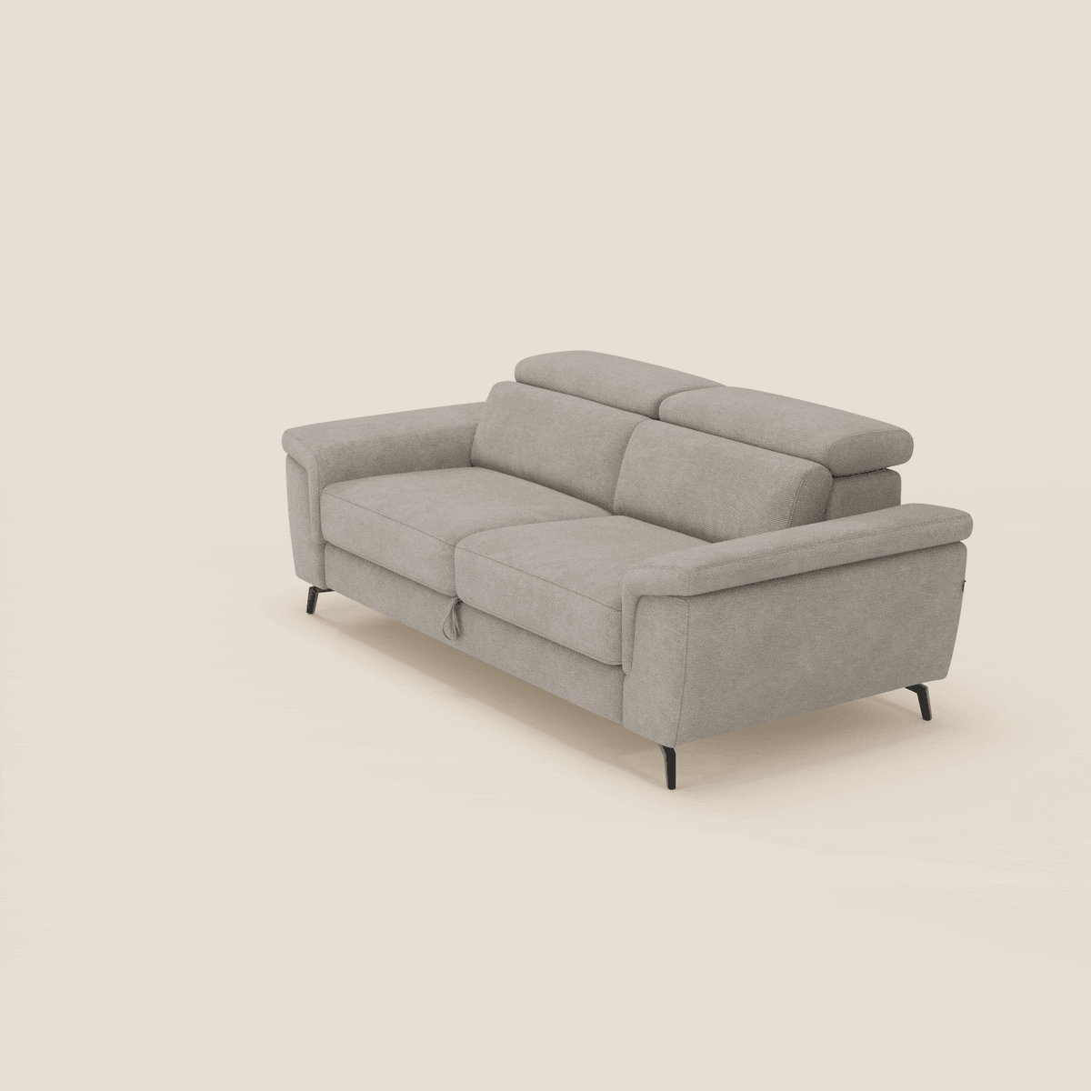 Estro Divano 3 posti con pouf estraibile di Divani.Store è caratterizzato da un design minimalista con linee pulite, poggiatesta reclinabili e tessuto impermeabile T14 tortora. Le basse gambe nere e gli ampi braccioli completano il suo look moderno su uno sfondo color crema.