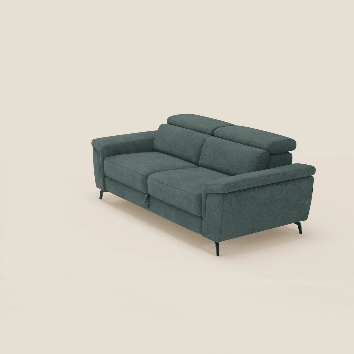 Il Divano Estro 3 posti con pouf estraibile di Divani.Store, in tessuto impermeabile T14 verde e poggiatesta reclinabili, presenta un design moderno e minimalista con ampi braccioli e gambe nere contro uno sfondo beige.