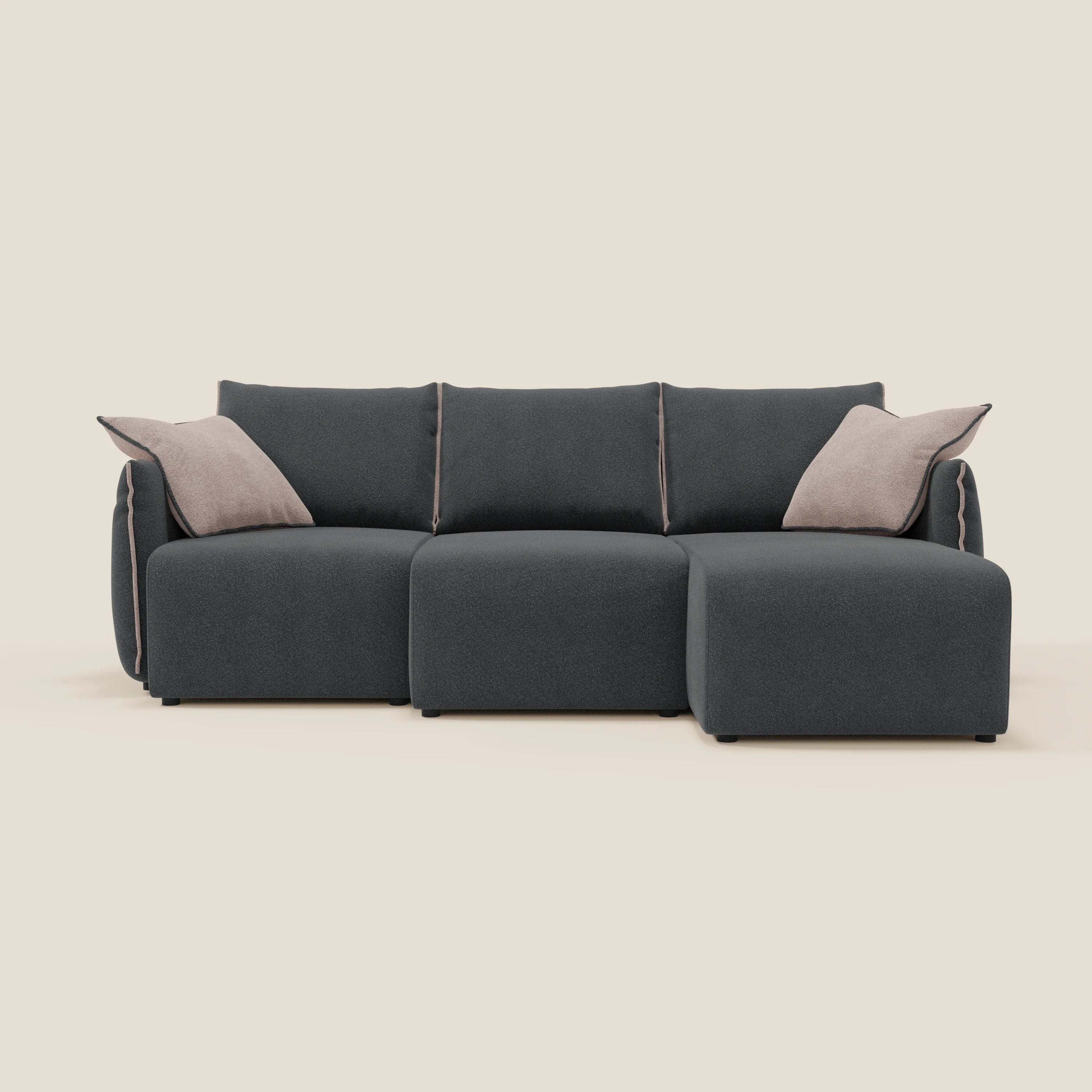 Il Flexar Divano angolare reversibile di Divani.Store è caratterizzato da tre sedute, una chaise longue destra e morbidi cuscini d'accento beige in bouclé impermeabile antracite T07-rosa, il tutto su uno sfondo liscio beige chiaro.