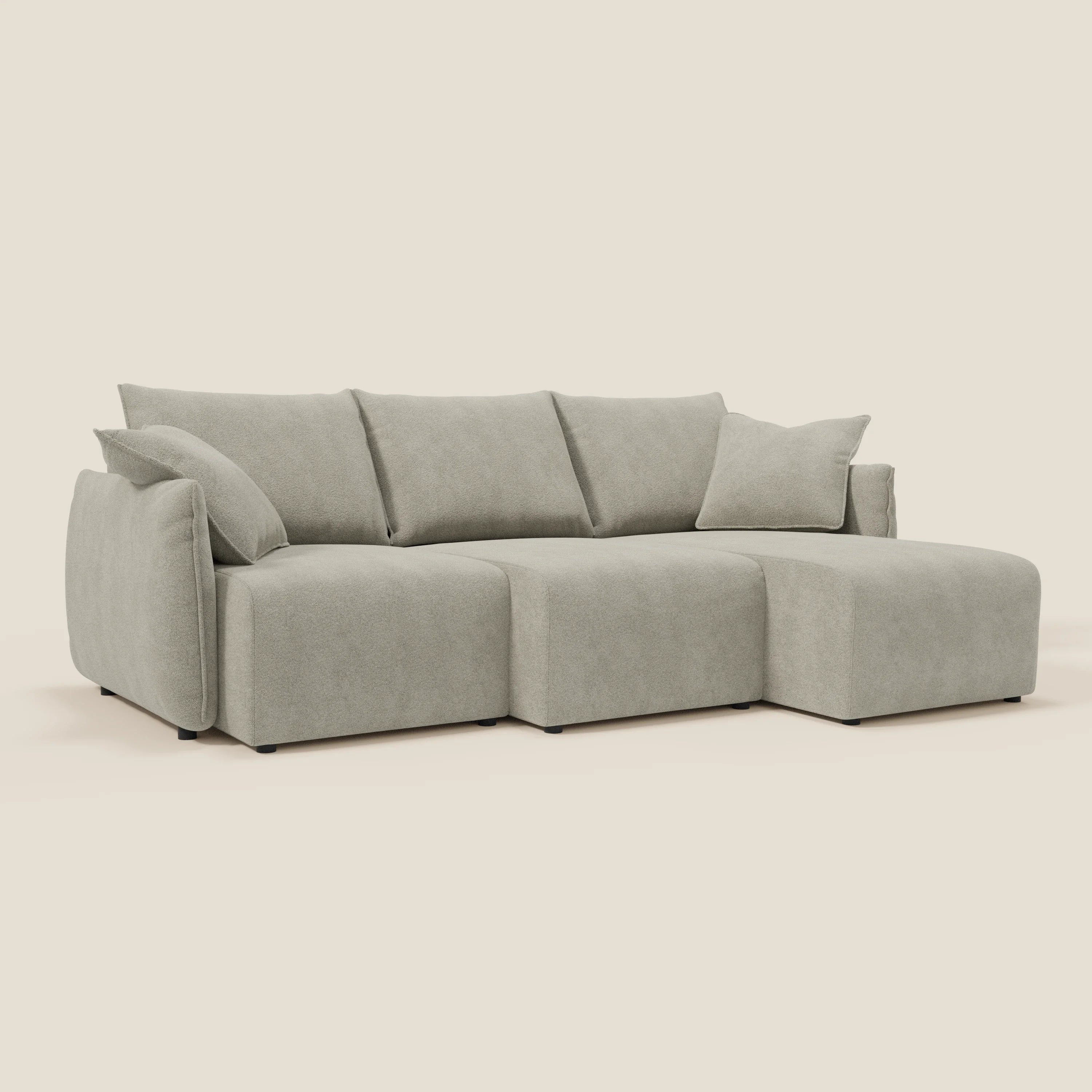 Flexar Divano angolare reversibile di Divani.Store è caratterizzato da sedute allungabili in morbido bouclé beige T07, resistente all'acqua, braccioli bassi e larghi e cuscini in tessuto per un comfort moderno. Un'estremità forma una chaise lounge per un maggiore relax.