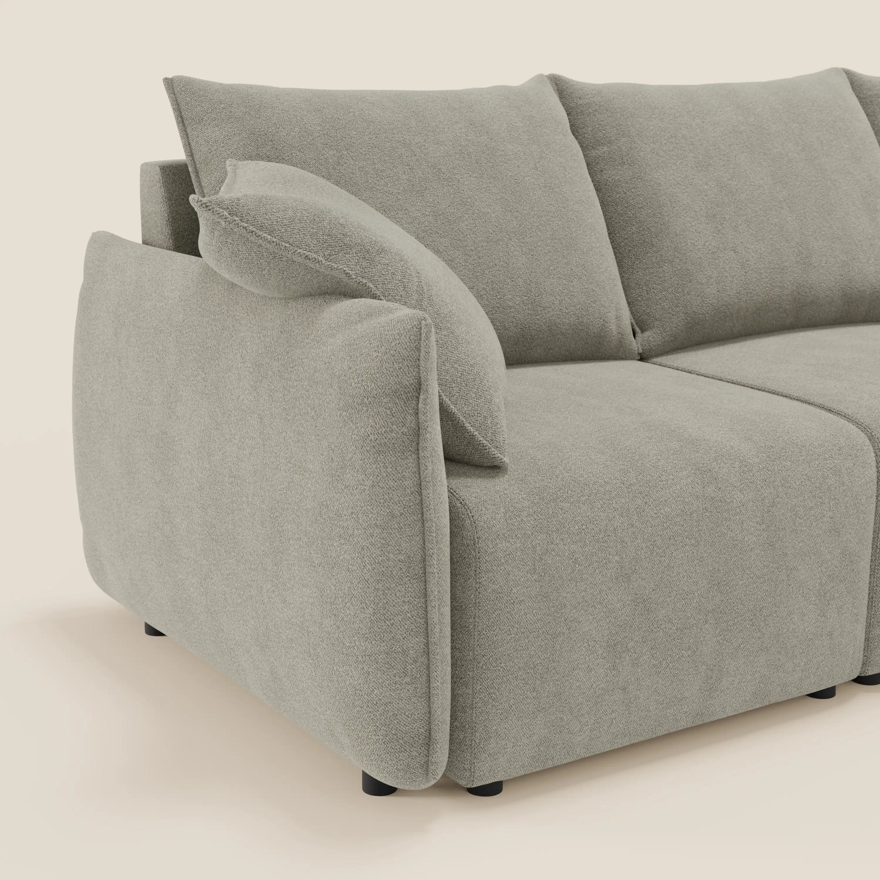 Il divano angolare reversibile Flexar di Divani.Store è caratterizzato da sedute allungabili in morbido bouclé impermeabile T07 beige. Il suo comfort, il design modulare e lo stile minimal creano un aspetto invitante su uno sfondo chiaro.