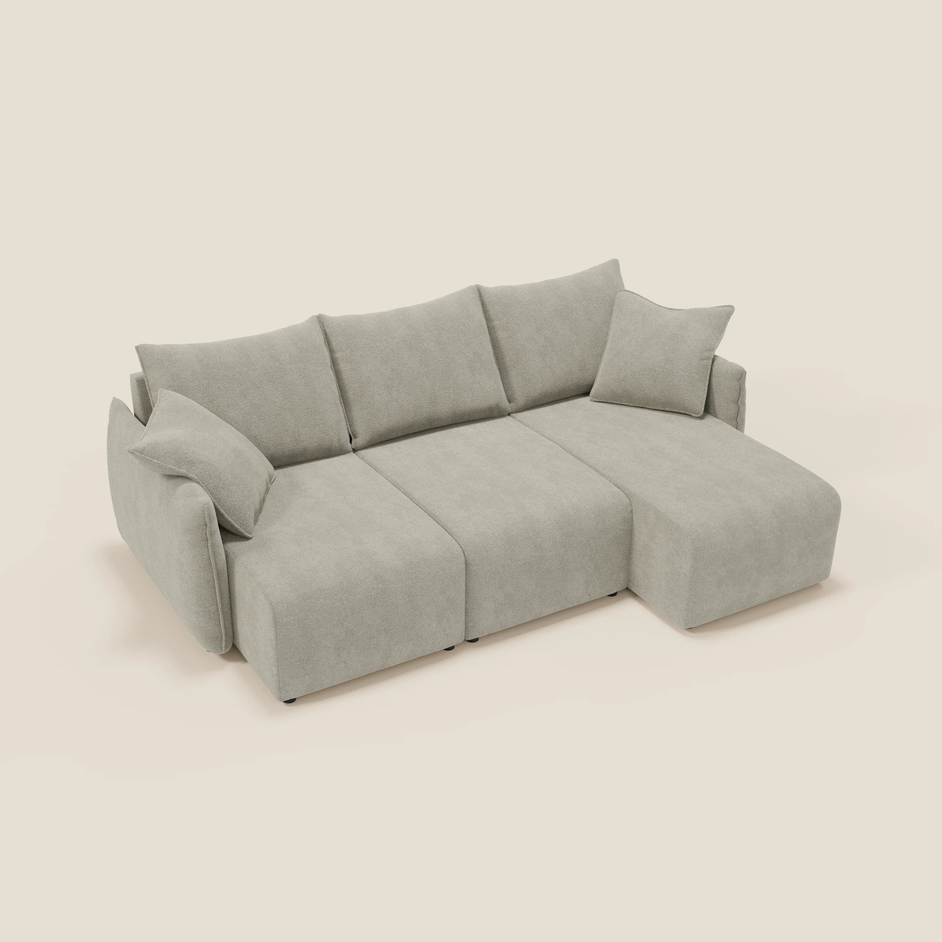 Il Divano angolare reversibile Flexar di Divani.Store è caratterizzato da sedute allungabili in morbido bouclé impermeabile T07 beige con tre cuscini di seduta e schienale, due cuscini per braccioli e un'estensione per la chaise, che offrono un comfort da piuma d'oca su uno sfondo beige chiaro.