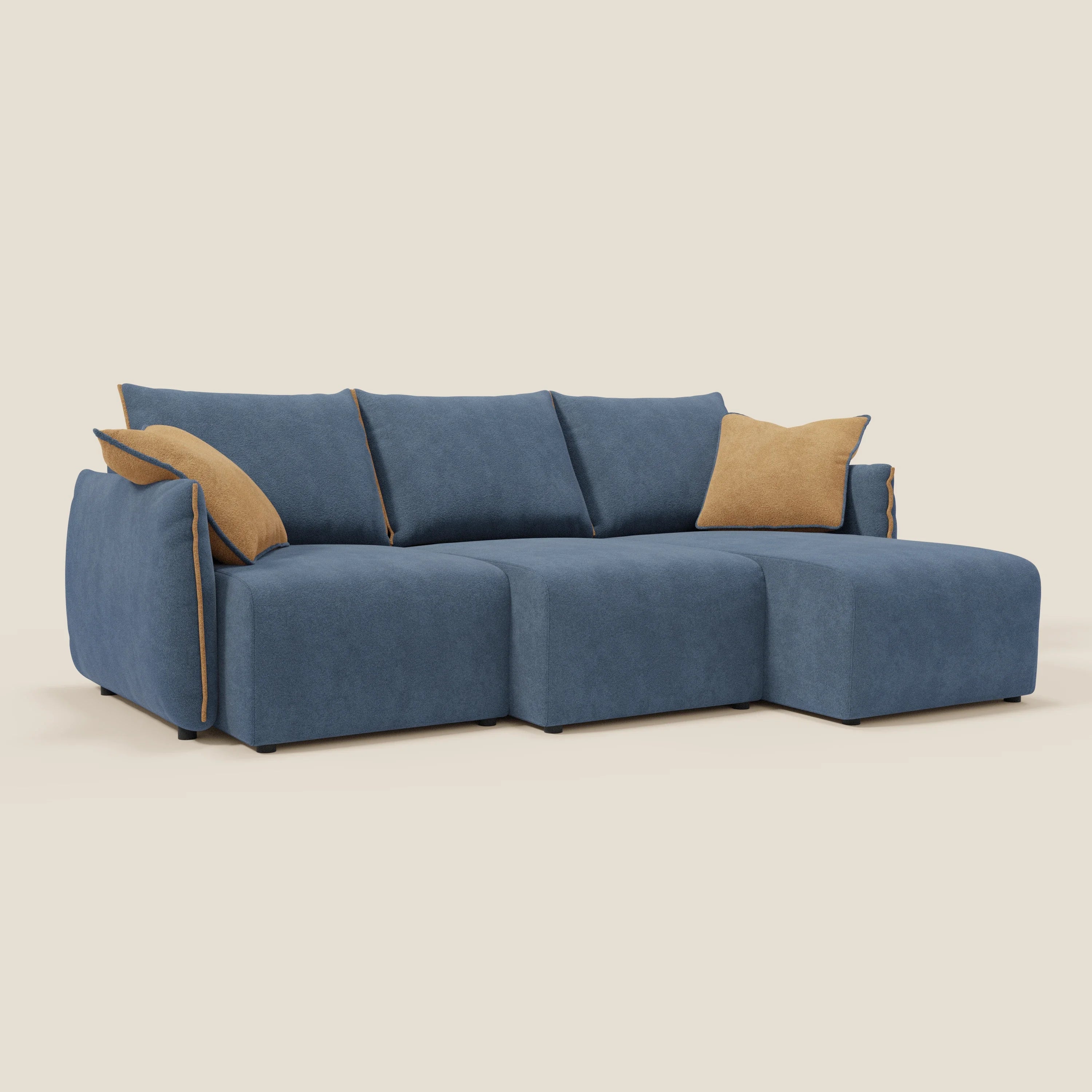 Il divano angolare reversibile Flexar di Divani.Store è caratterizzato da tre ampie sedute, una chaise longue a destra, cuscini in piuma d'oca in morbido bouclé blu impermeabile T07 e due cuscini color tan per uno stile accogliente e contemporaneo.
